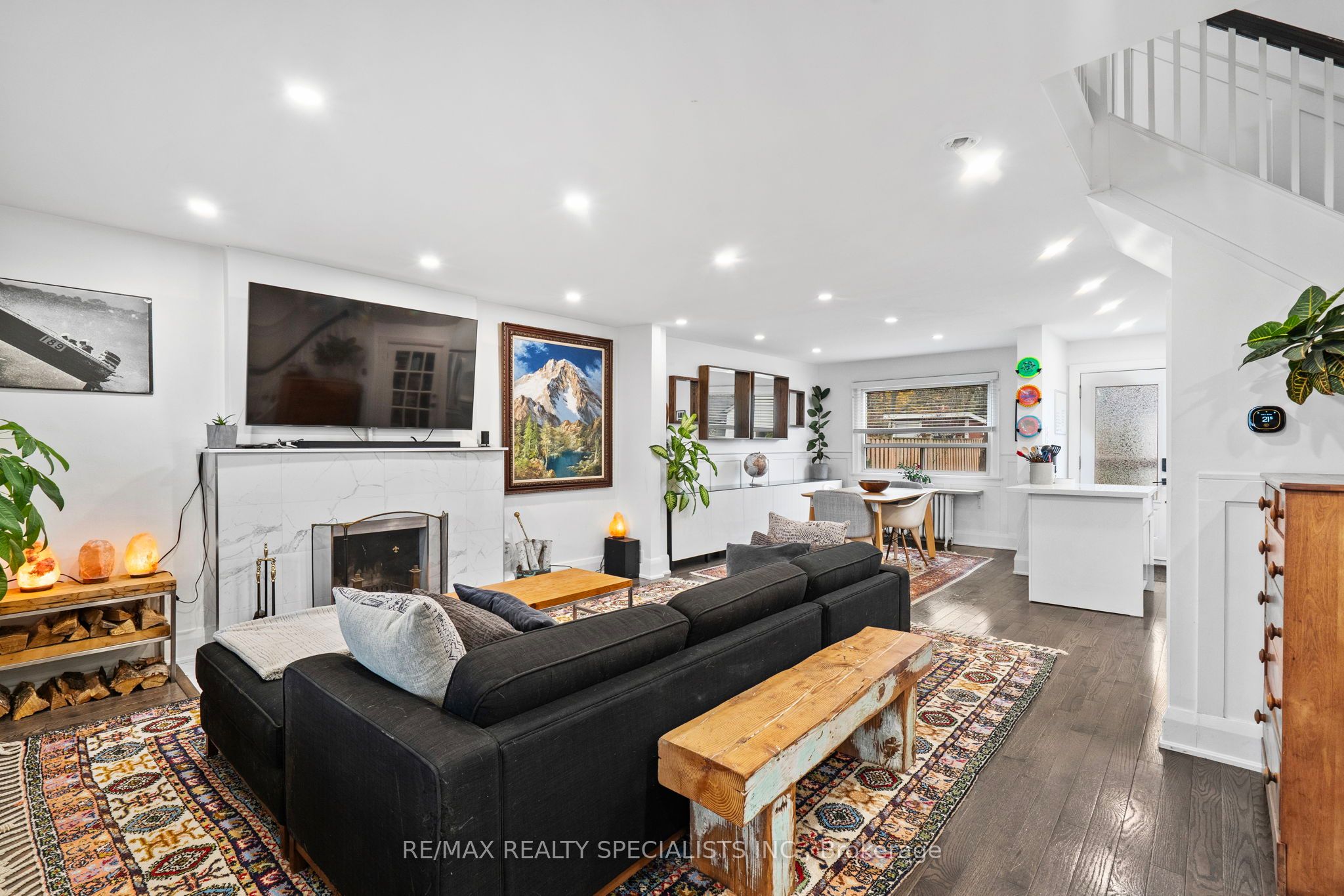 2496 Lake Shore Boulevard W Main & Upper