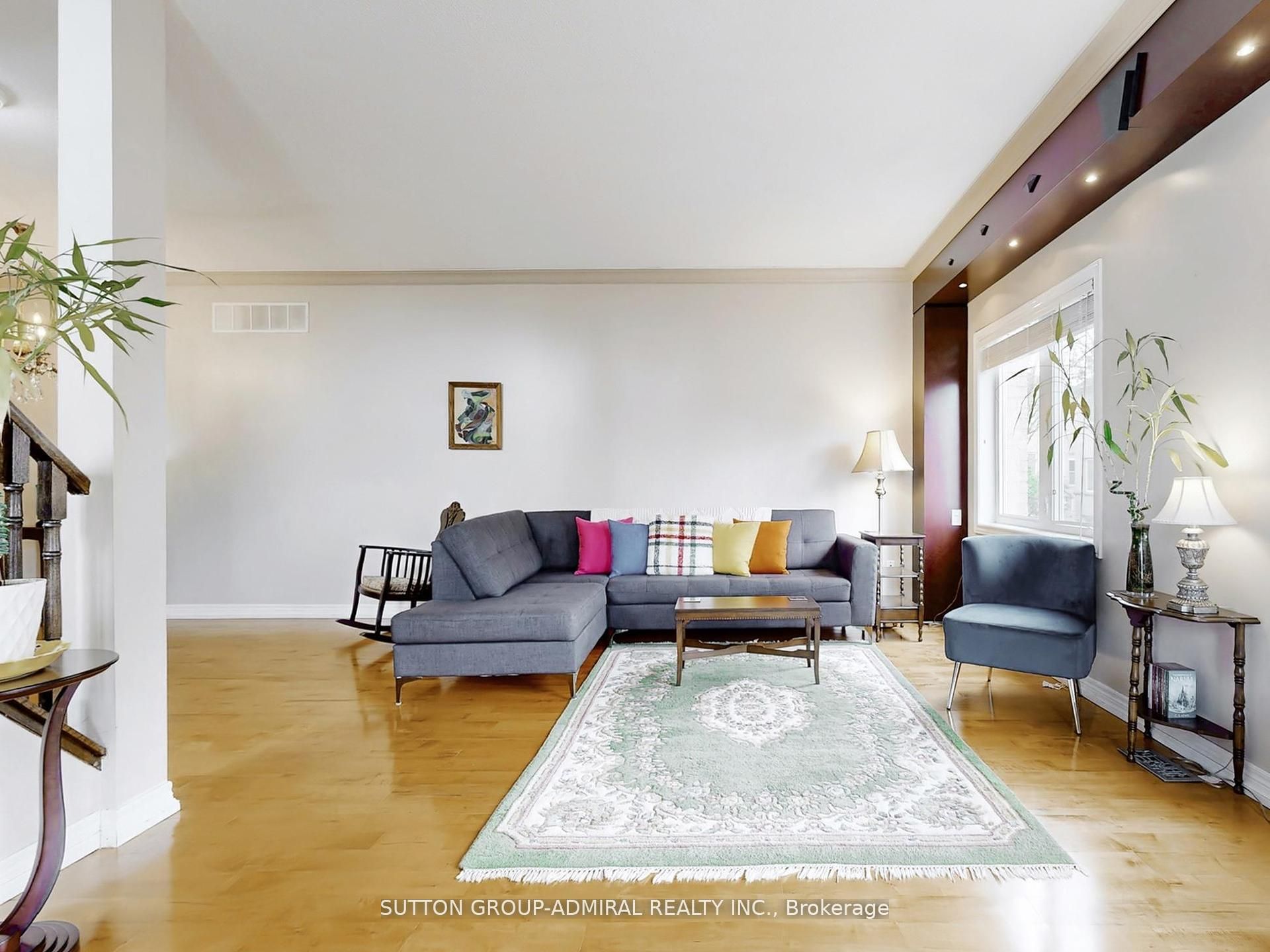 10719 Bathurst Street