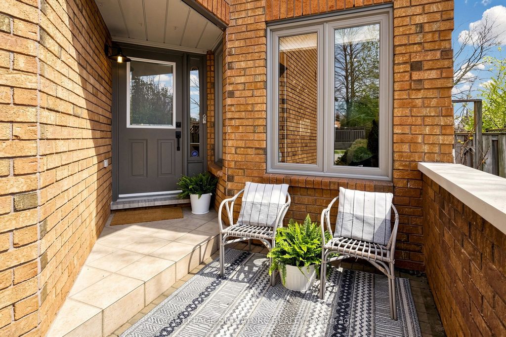 Photo of 2015 Brays Lane, Oakville, ON L6M 2S8 (MLS # W13078430)
