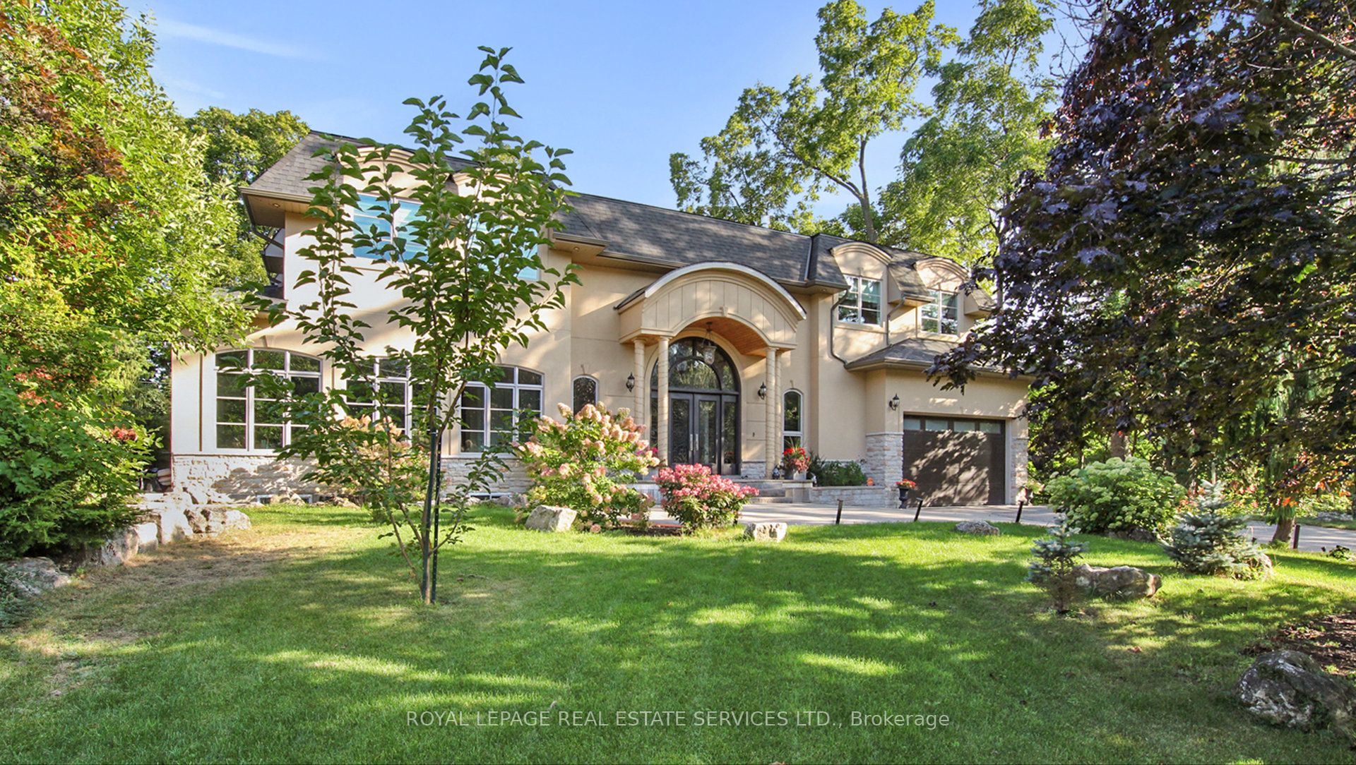 1286 Cambridge Drive W