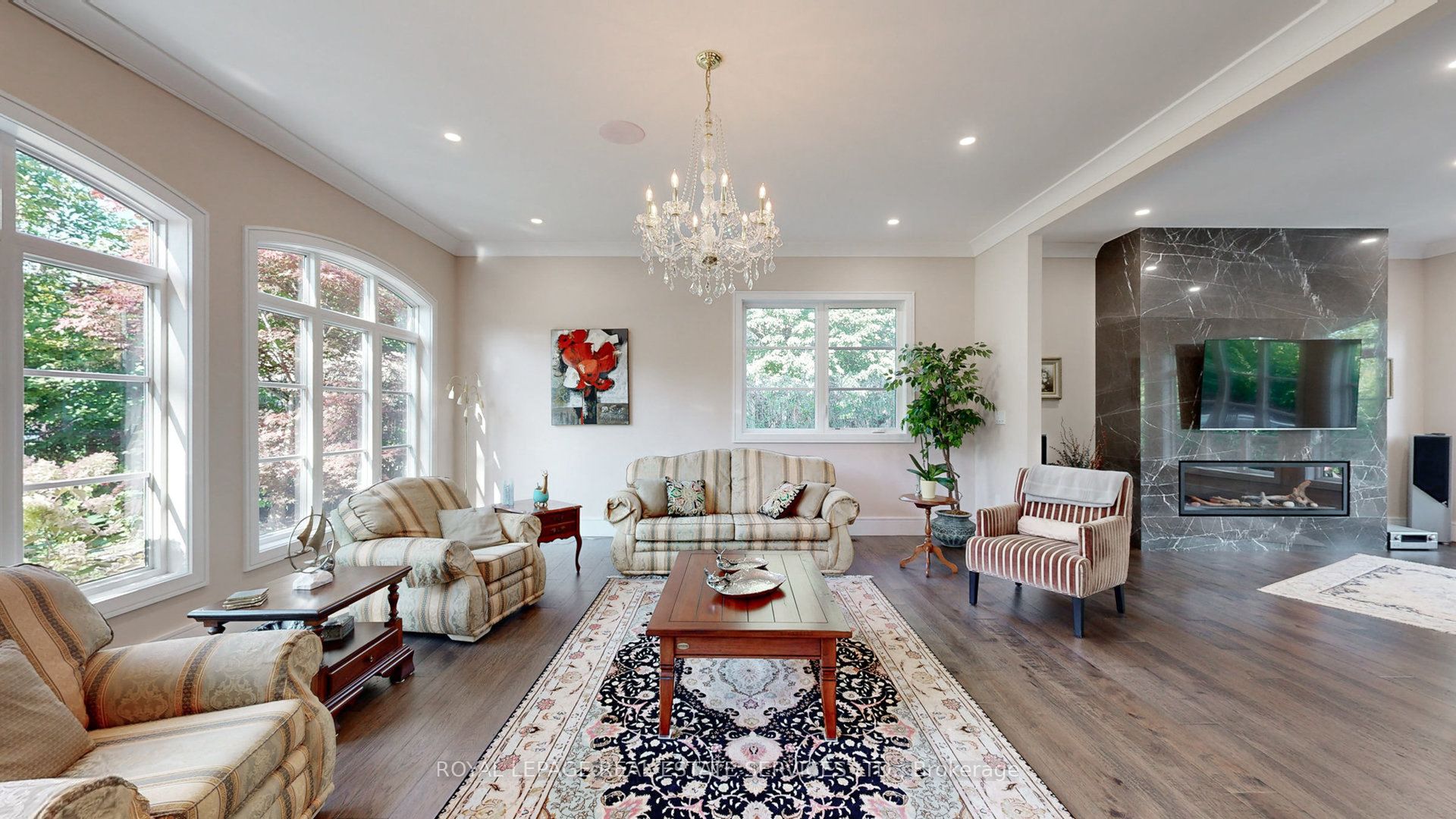 1286 Cambridge Drive W