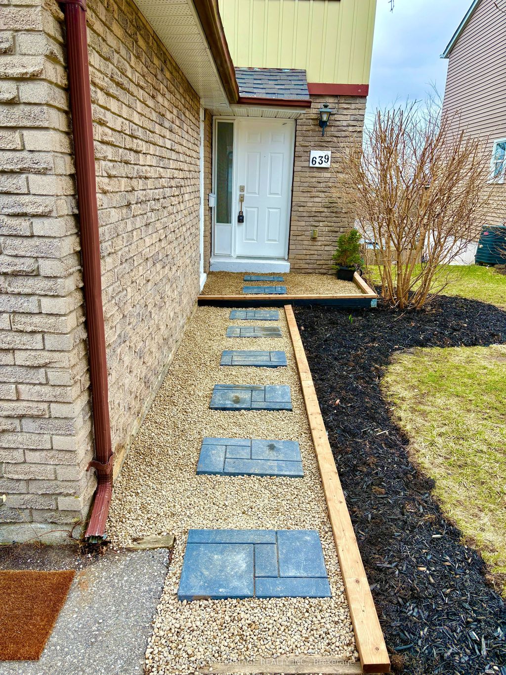 Photo of 639 Down Crescent, Oshawa, ON L1H 7X9 (MLS # E12985650)