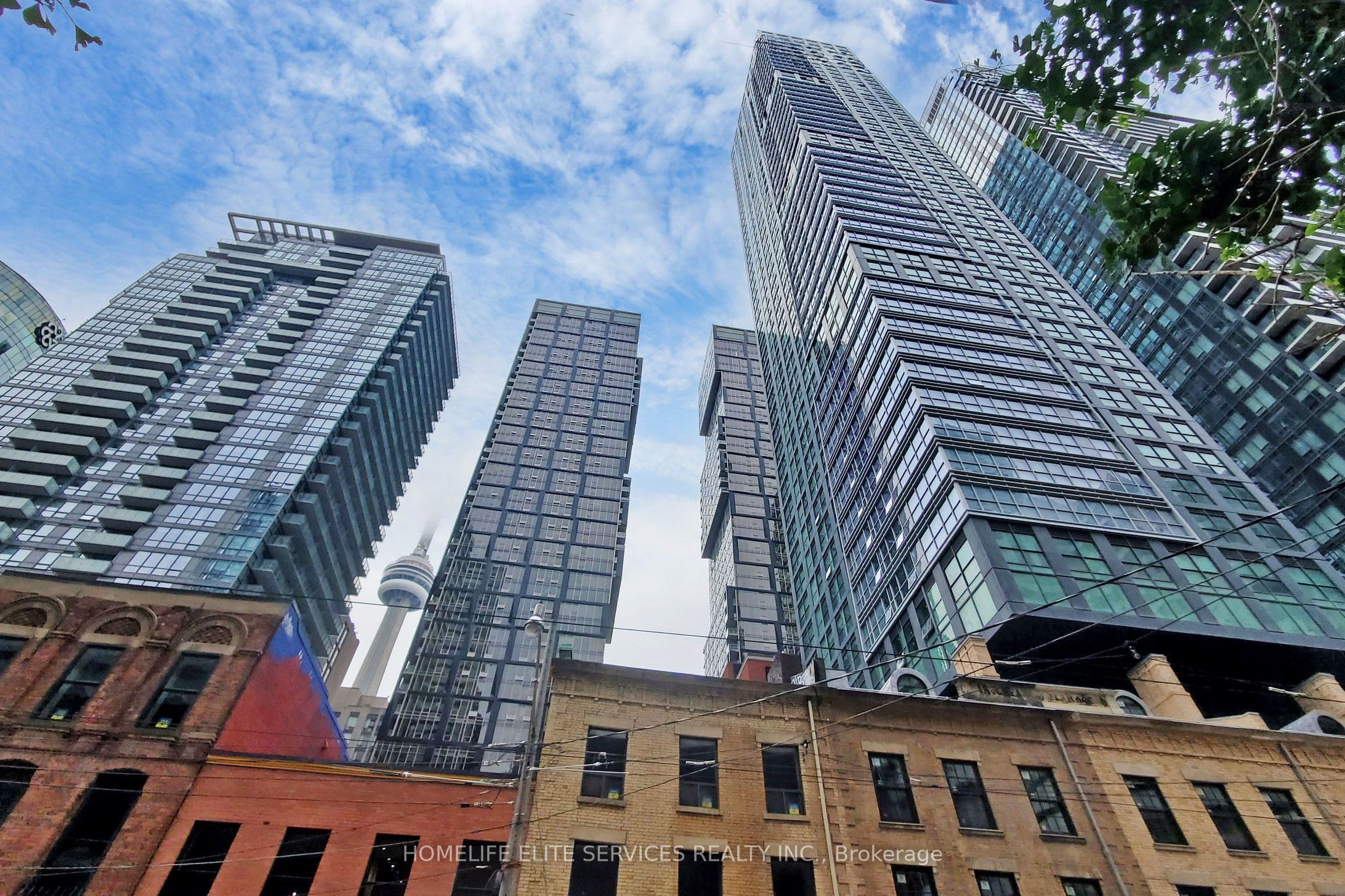 327 King Street W 2302