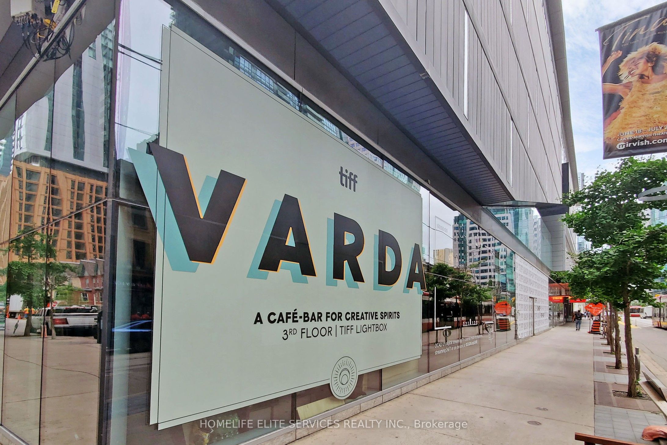 327 King Street W 2302