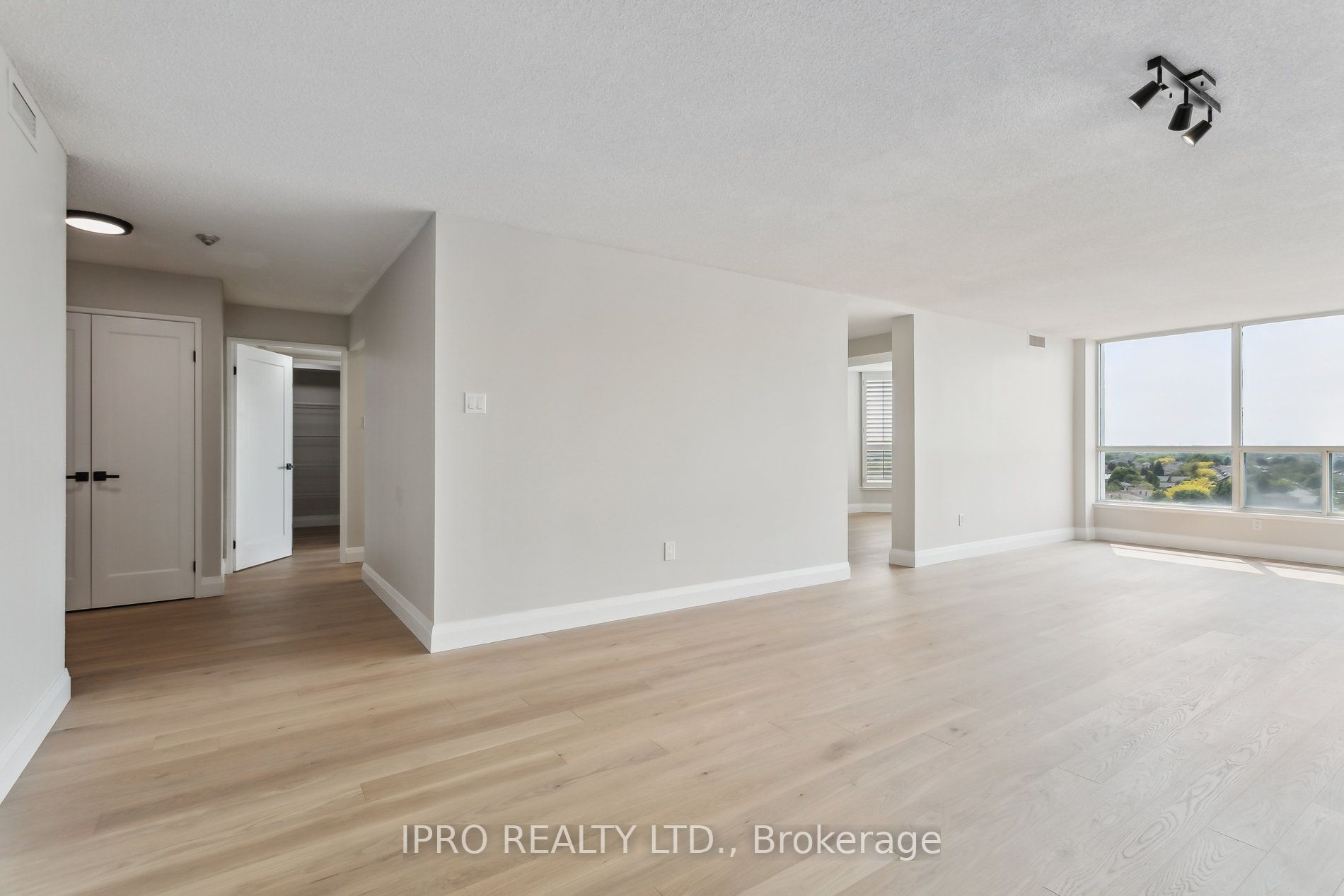 7300 Yonge Street 1611