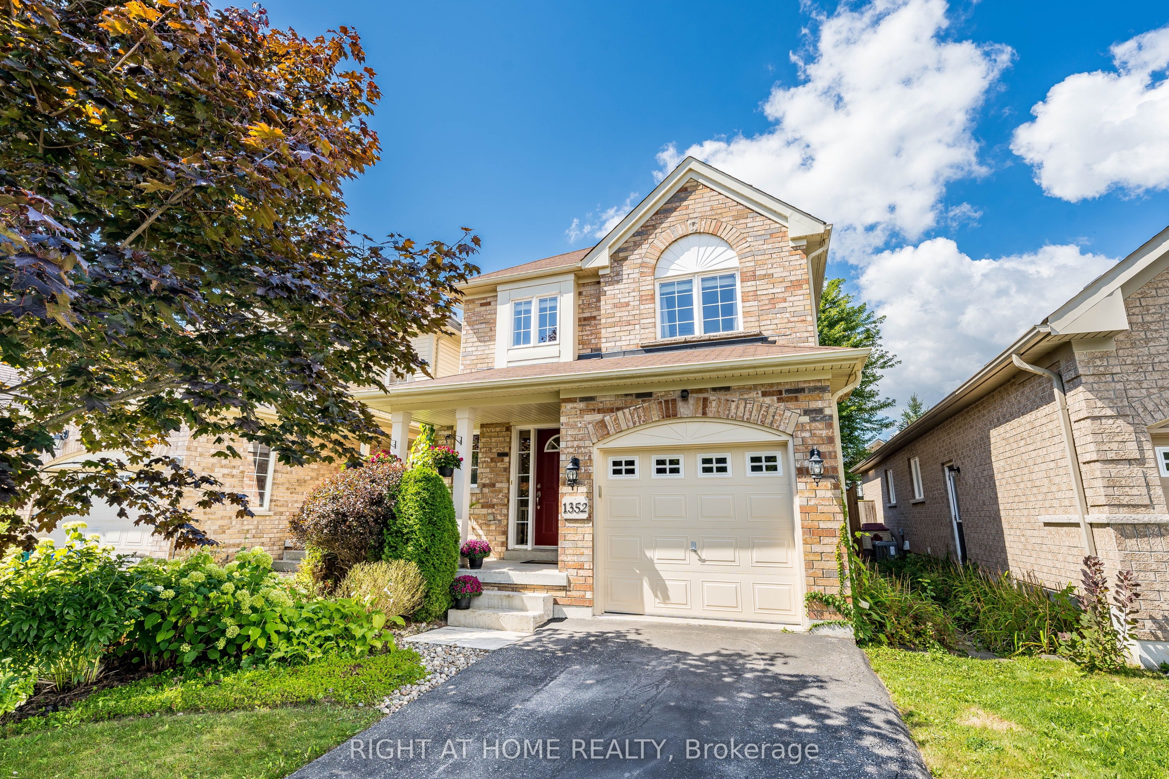 Photo 1 of 37 — 1352 Wadebridge Crescent, Oshawa, ON L1K 3B2