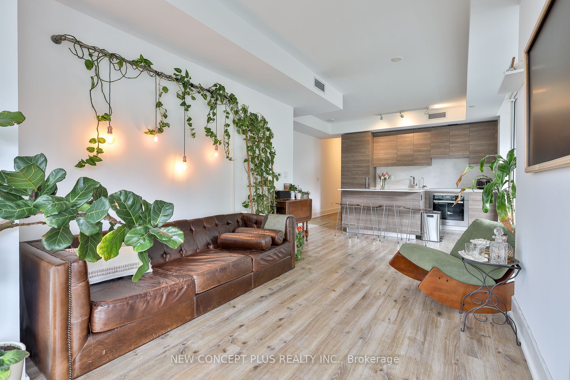 200 Bloor Street W 405