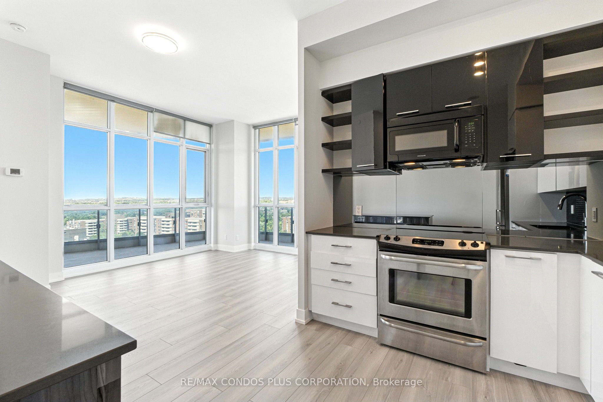 9471 Yonge Street Lph15