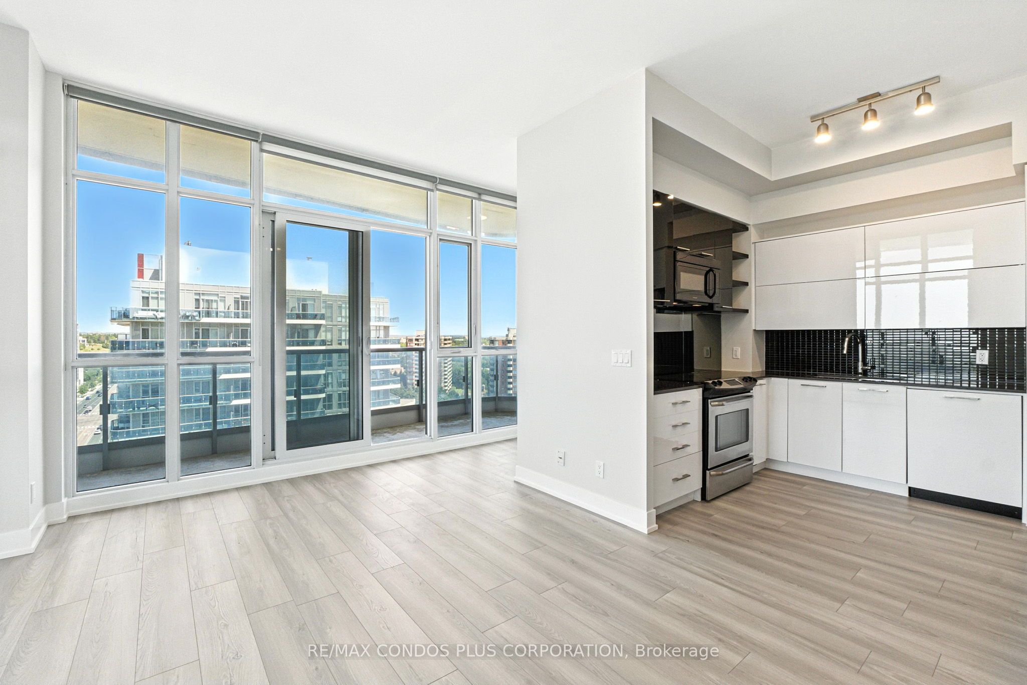9471 Yonge Street Lph15