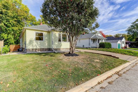 Photo of 305 Andrew Street, Newmarket, ON L3Y 1H1 (MLS # N12463437)