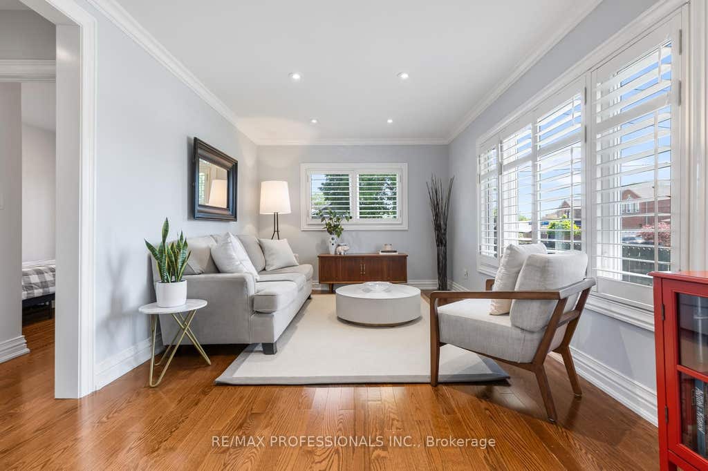 Photo of 869 First Street, Mississauga, ON L5E 1A6 (MLS # W13484412)