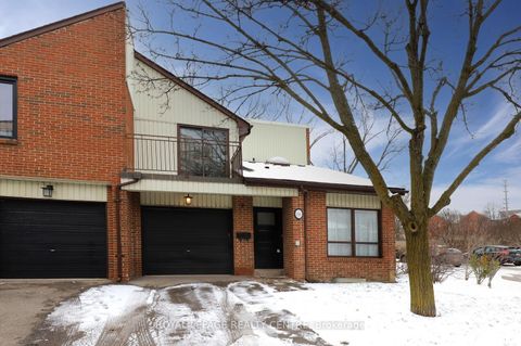 1021 Cedarglen Gate 16 Mississauga ON L5C 3A7