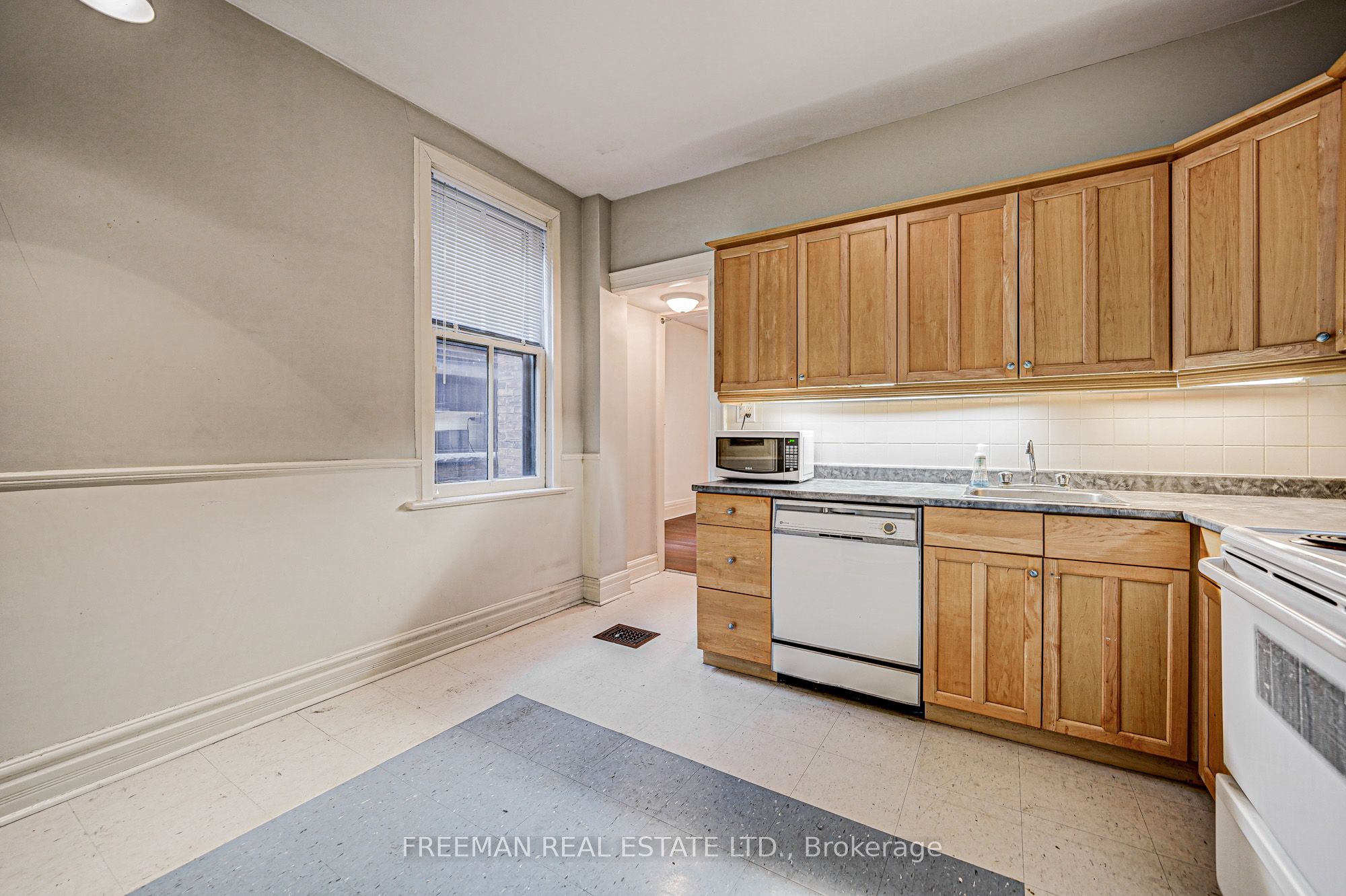 986 Bathurst Street 1