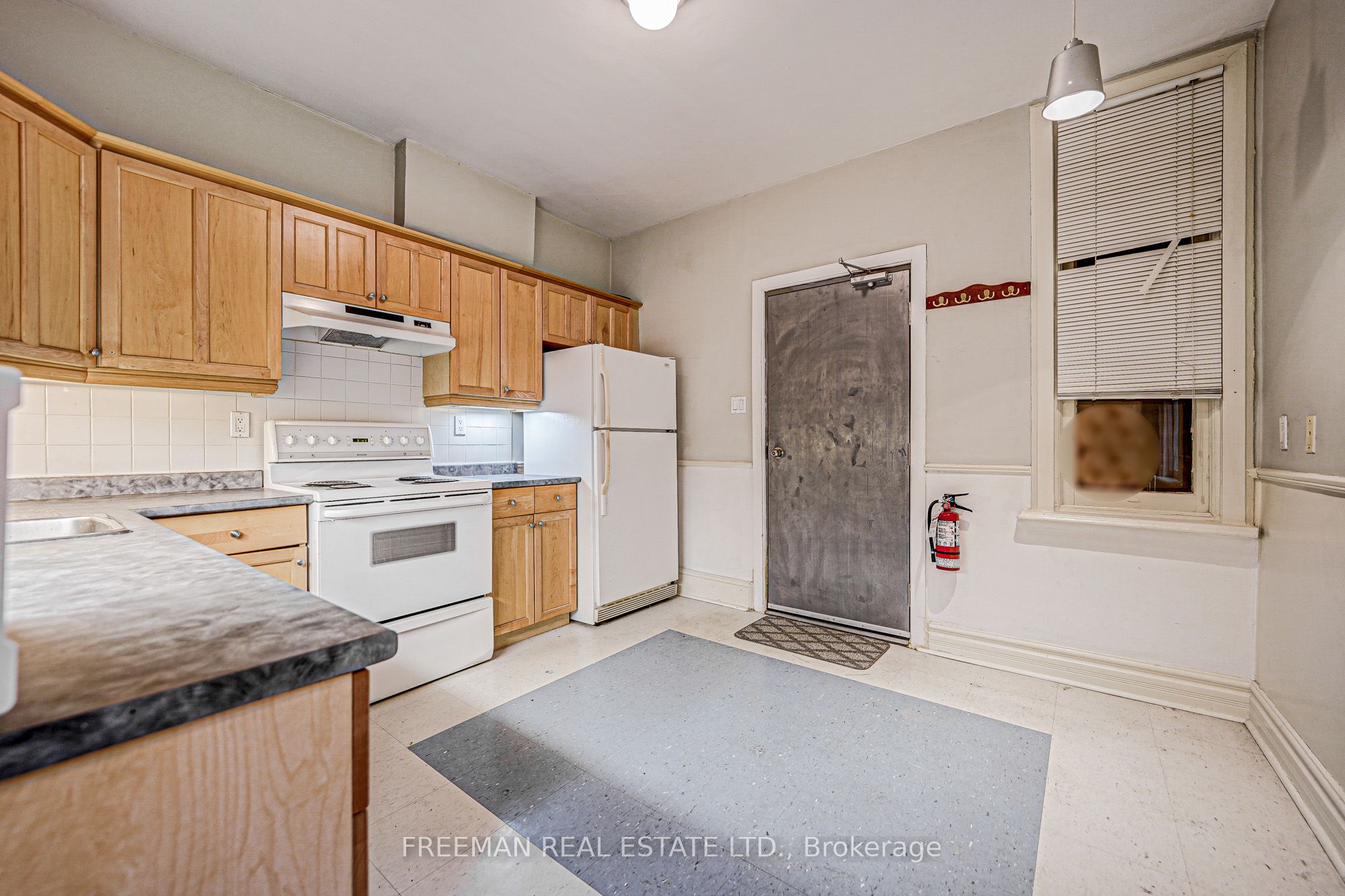 986 Bathurst Street 1