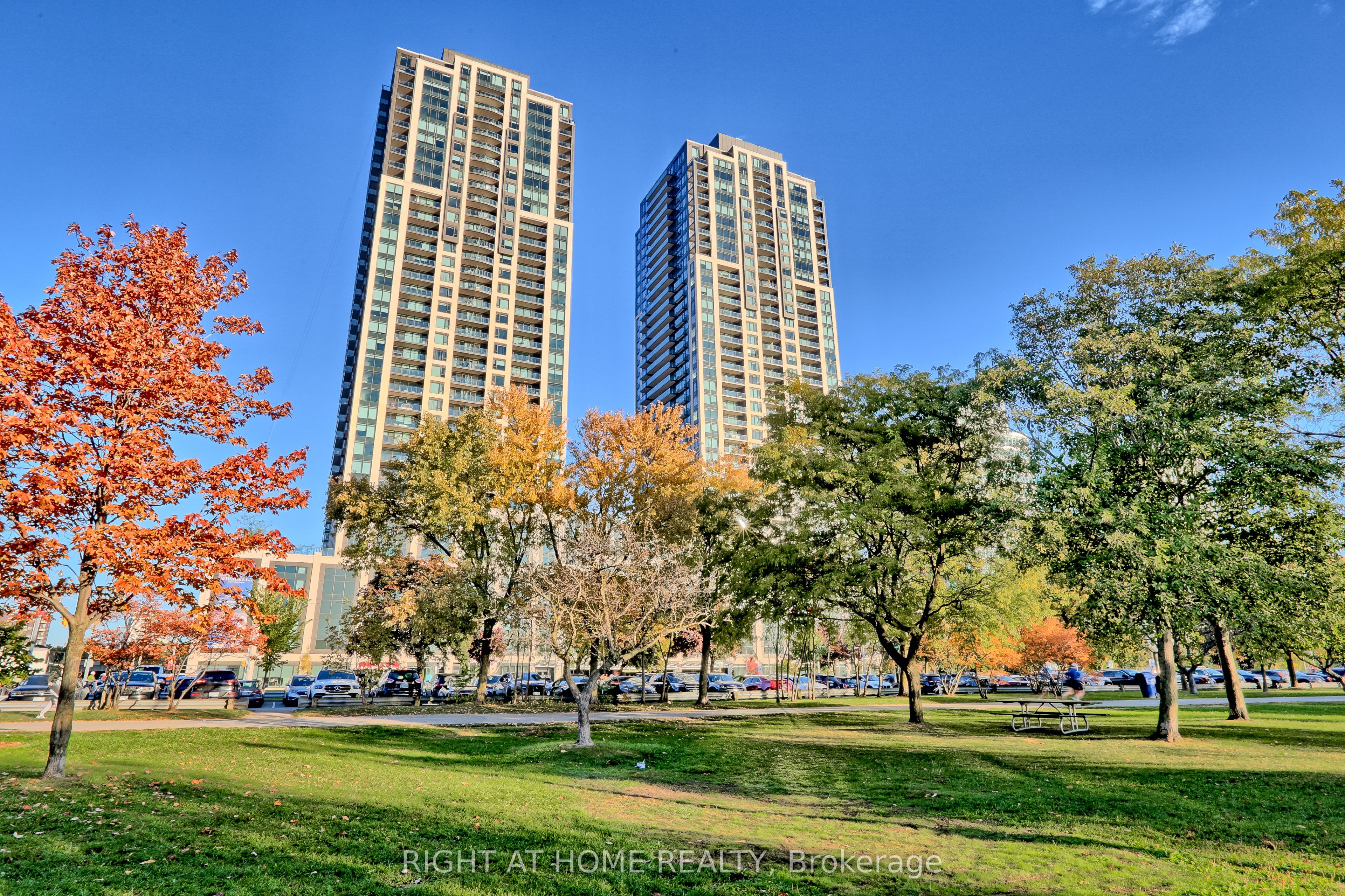 1926 Lake Shore Boulevard W 1806