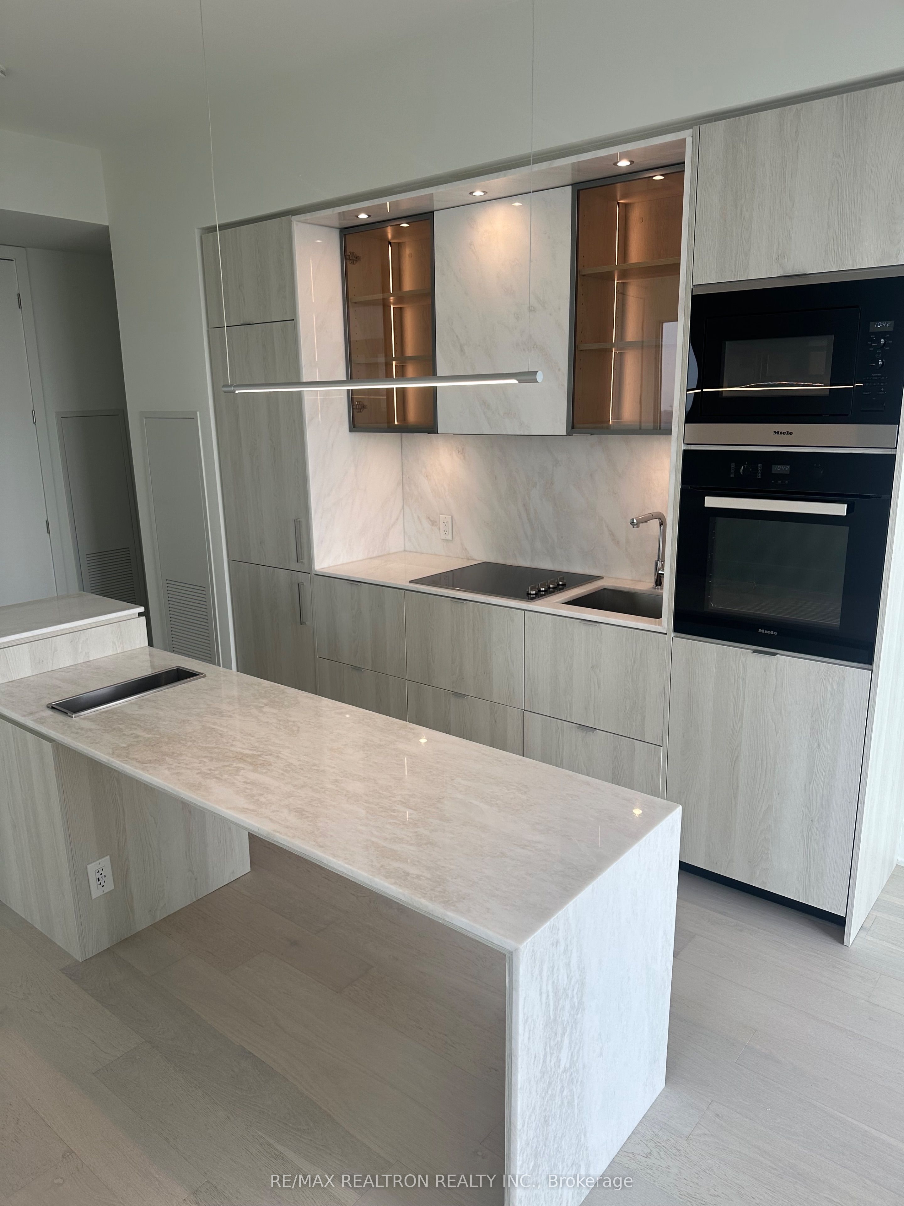 11 Yorkville Avenue 5607