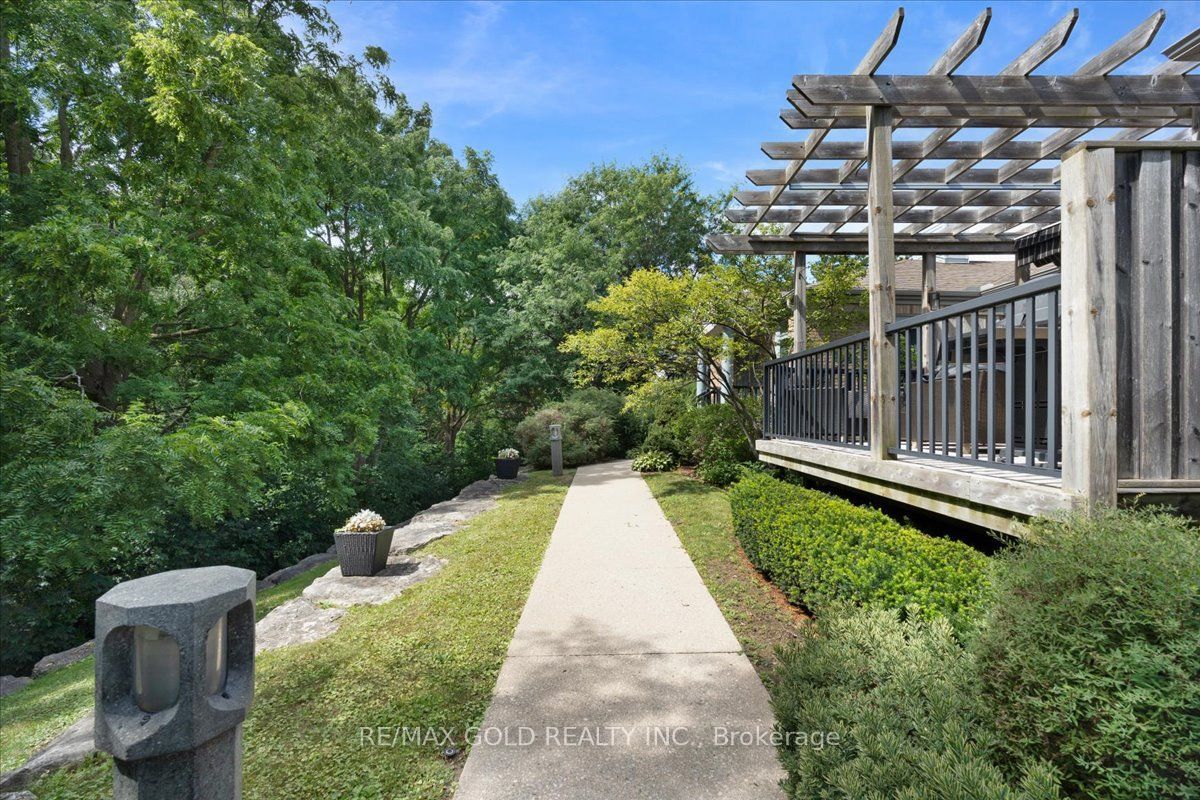465 Columbia Street W 2