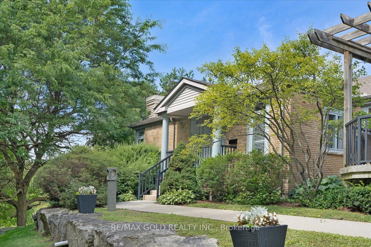 465 Columbia Street W 2
