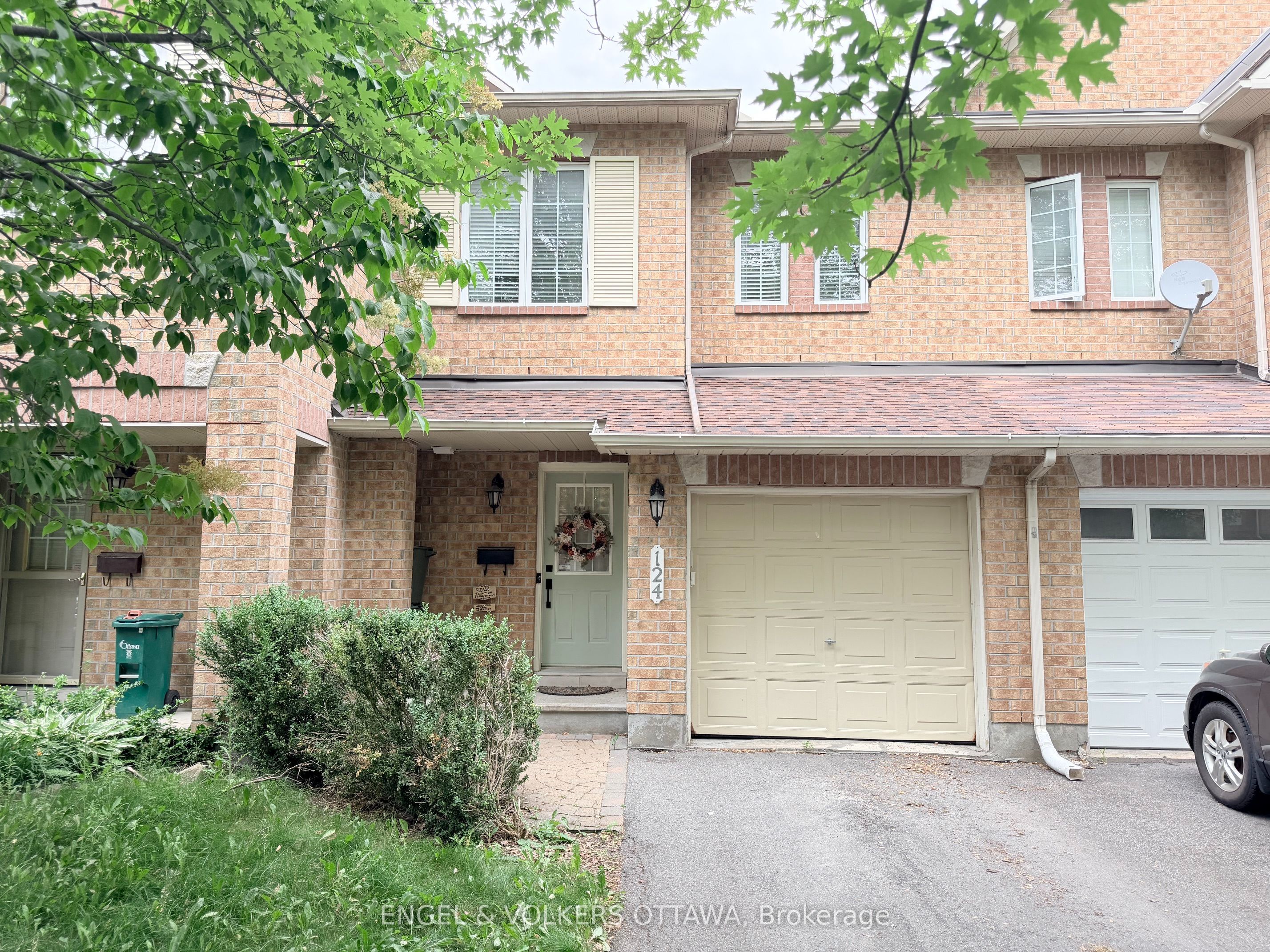 Photo 1 of 41 — 124 Landover Crescent, Kanata, ON K2M 2W2