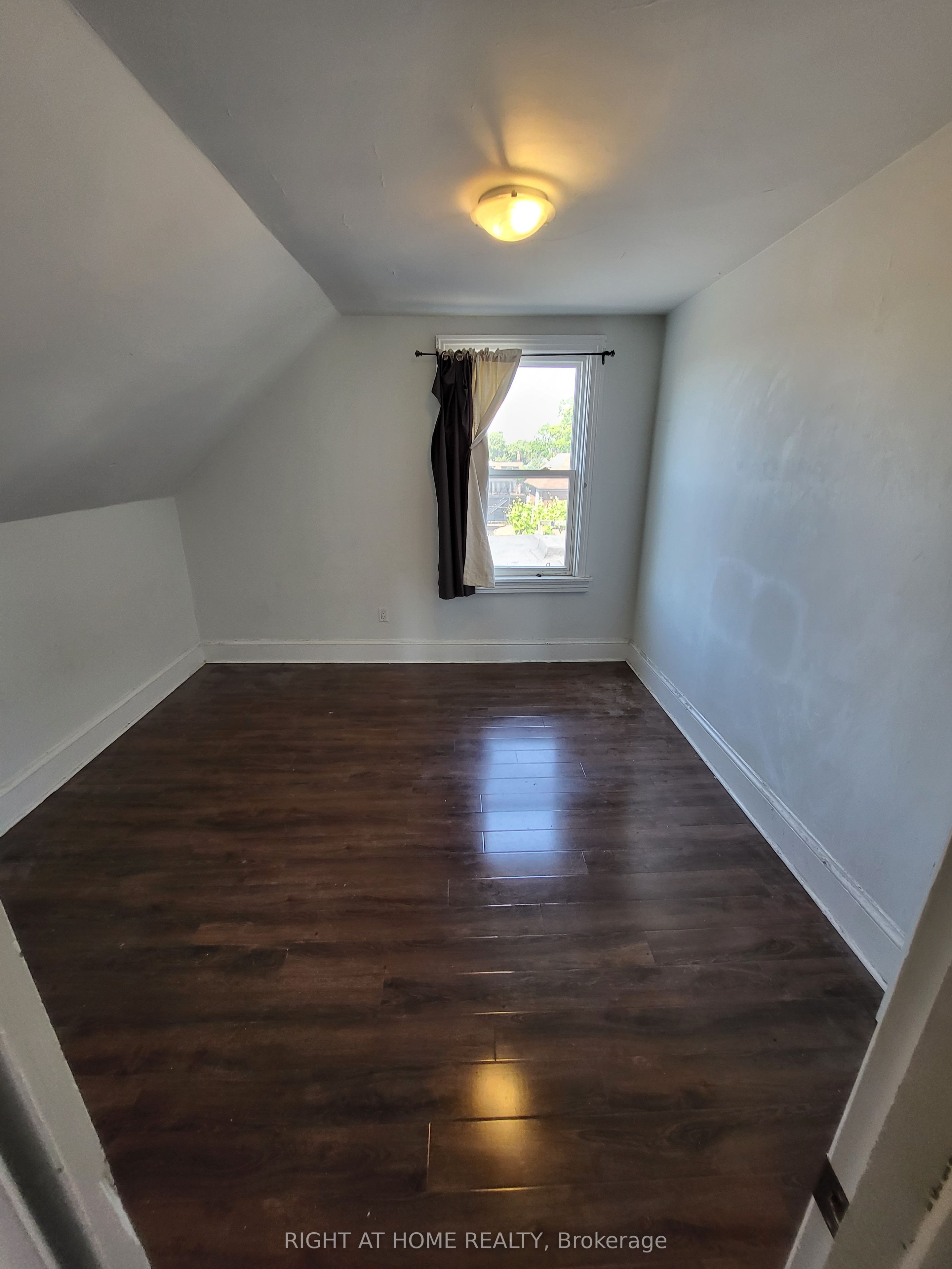 194 Beatrice Street 2