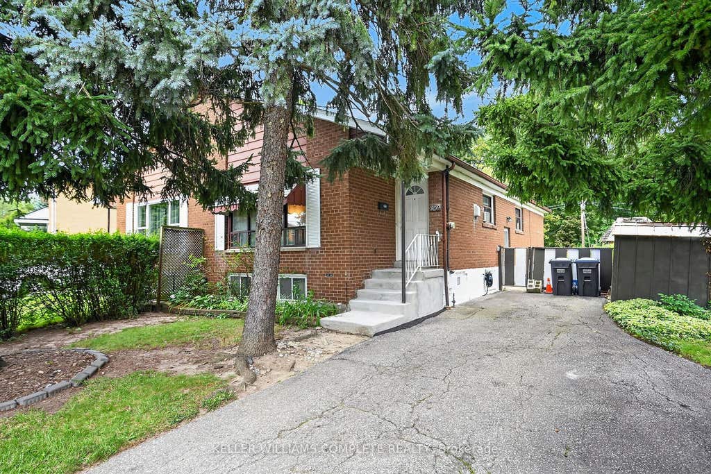 Photo of 3239 QUEEN FREDERICA Drive, Mississauga, ON L4Y 2Z9 (MLS # W13706660)