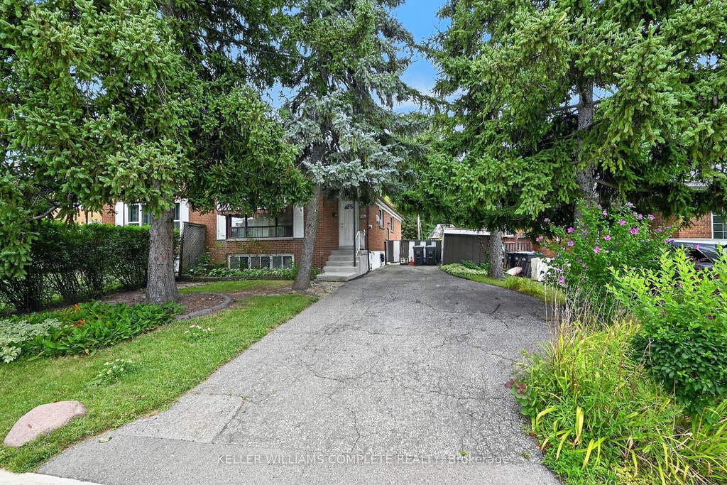 Photo of 3239 QUEEN FREDERICA Drive, Mississauga, ON L4Y 2Z9 (MLS # W13706660)