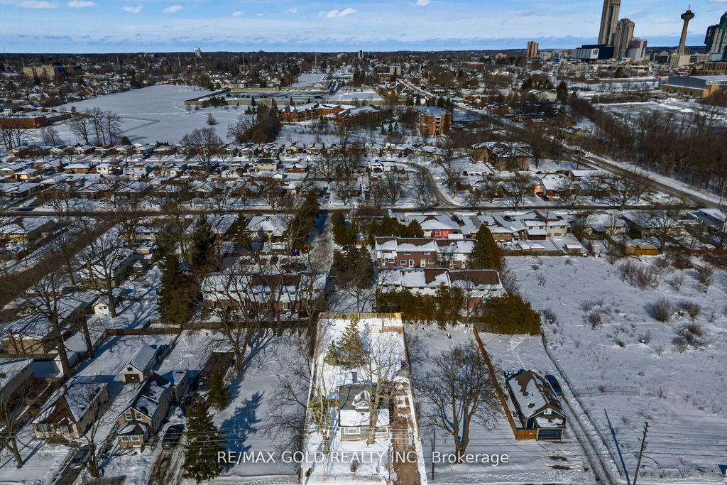 Photo of 5853 McLeod Road, Niagara Falls, ON L2G 3E5 (MLS # X12851268)