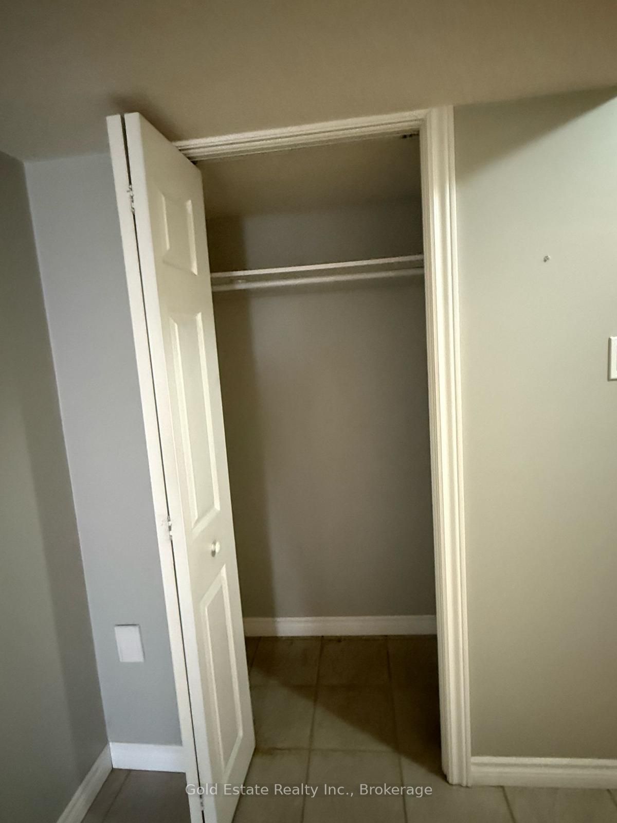 1387 Marshall Crescent LOWER