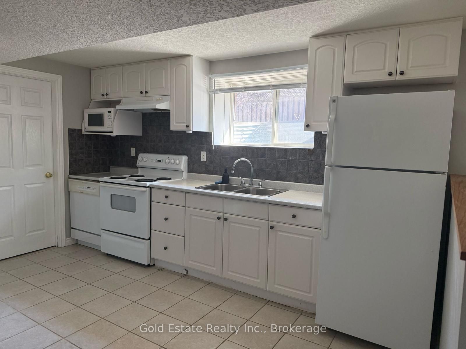 1387 Marshall Crescent LOWER