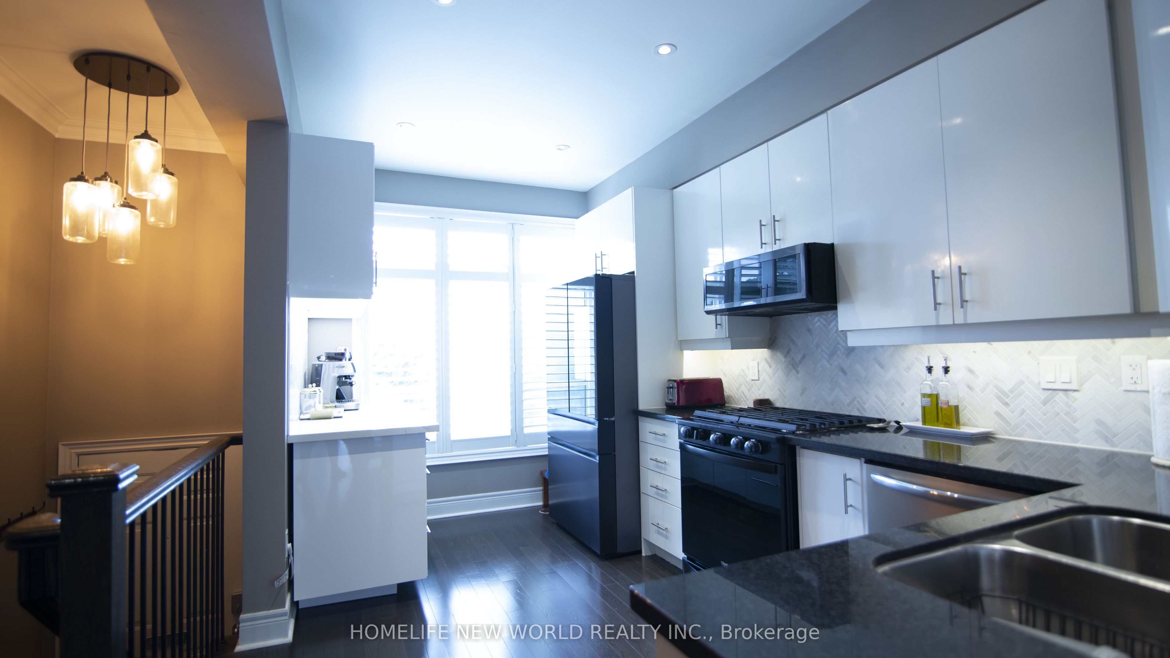 585A Oxford Street