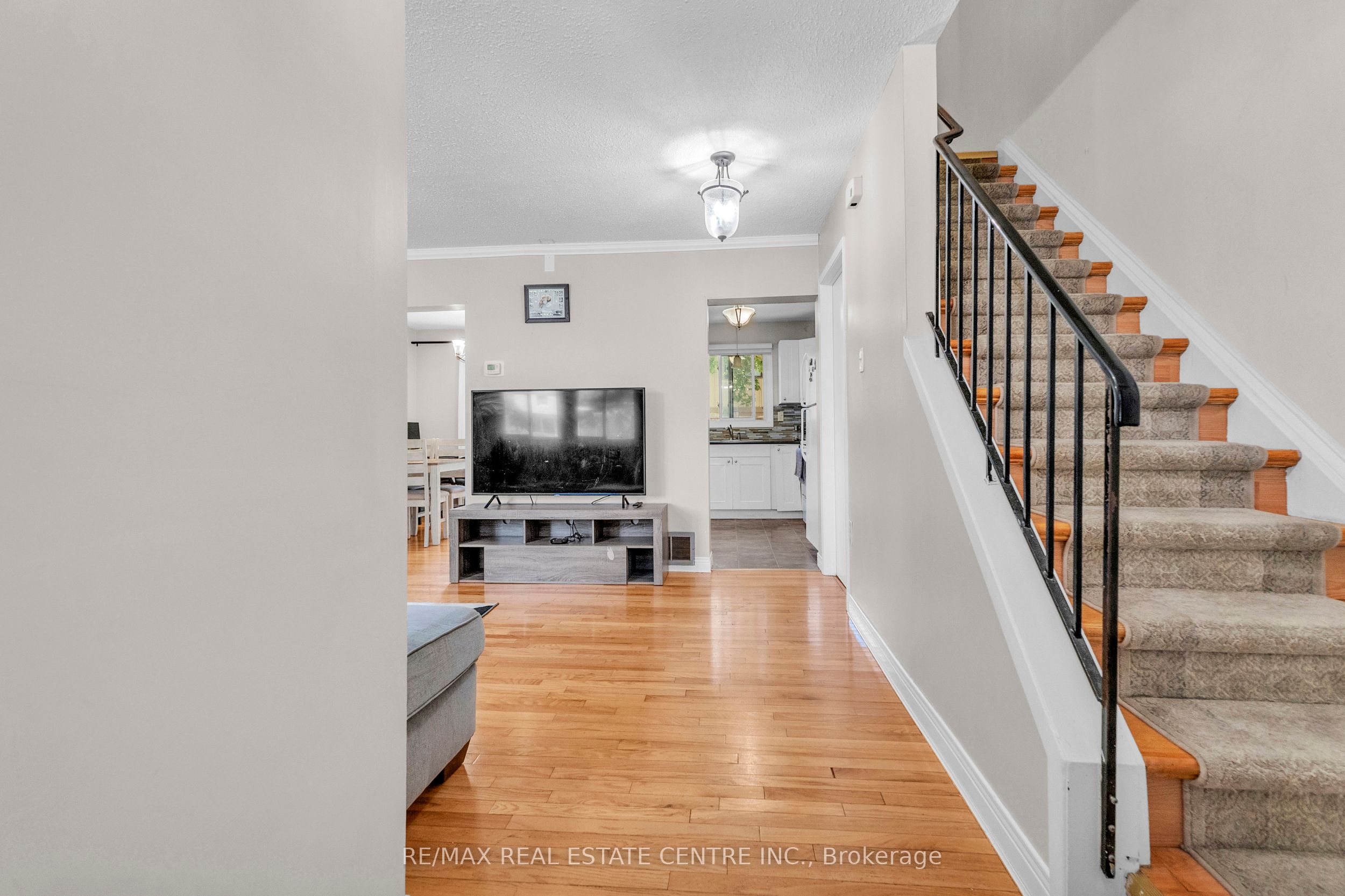 105 Hansen Road N 102