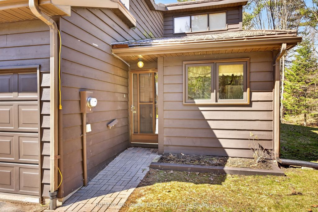 Photo of 30 OAKWOOD Heights, Bracebridge, ON P1L 1M5 (MLS # X13055762)