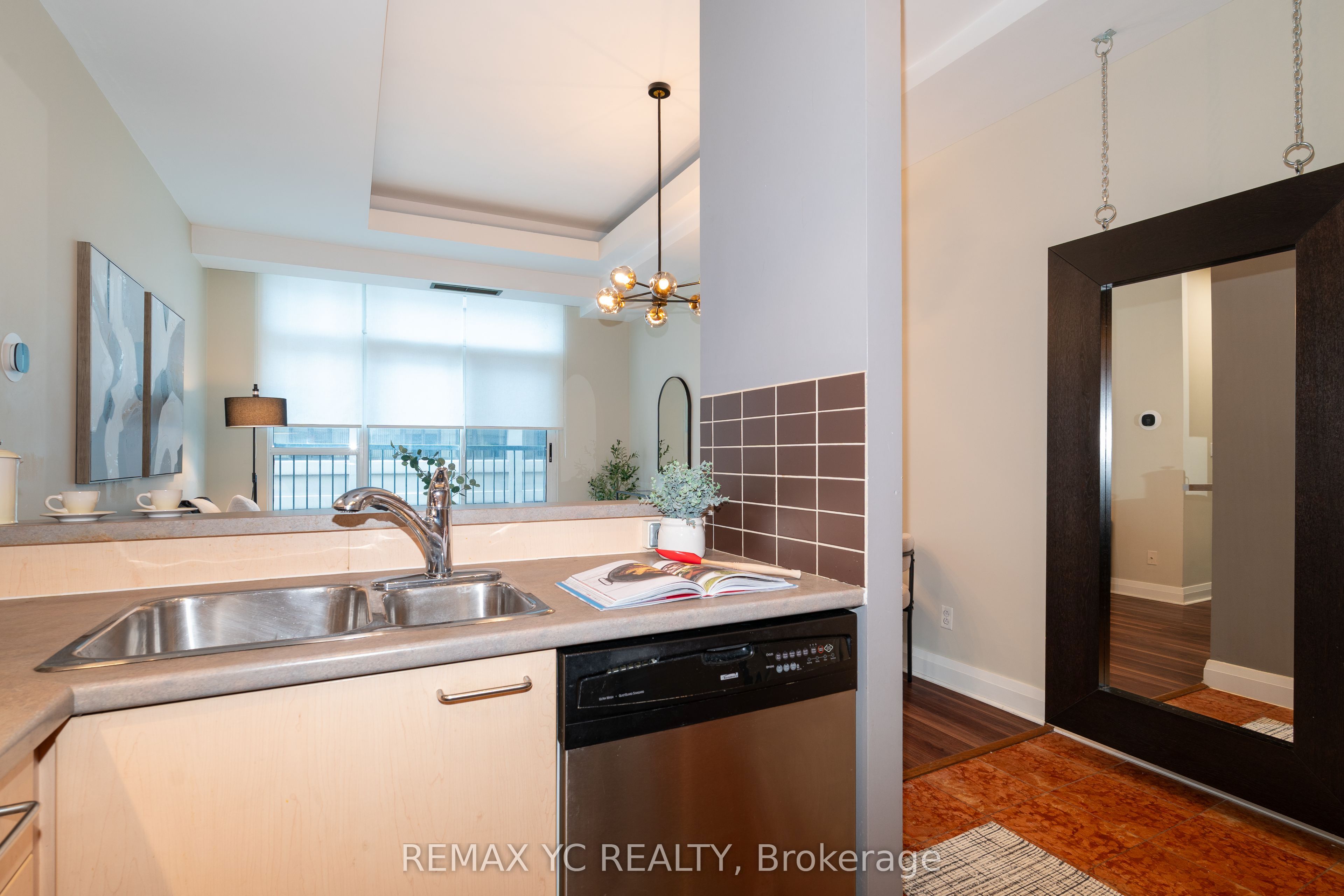 8 Wellesley Street E 306