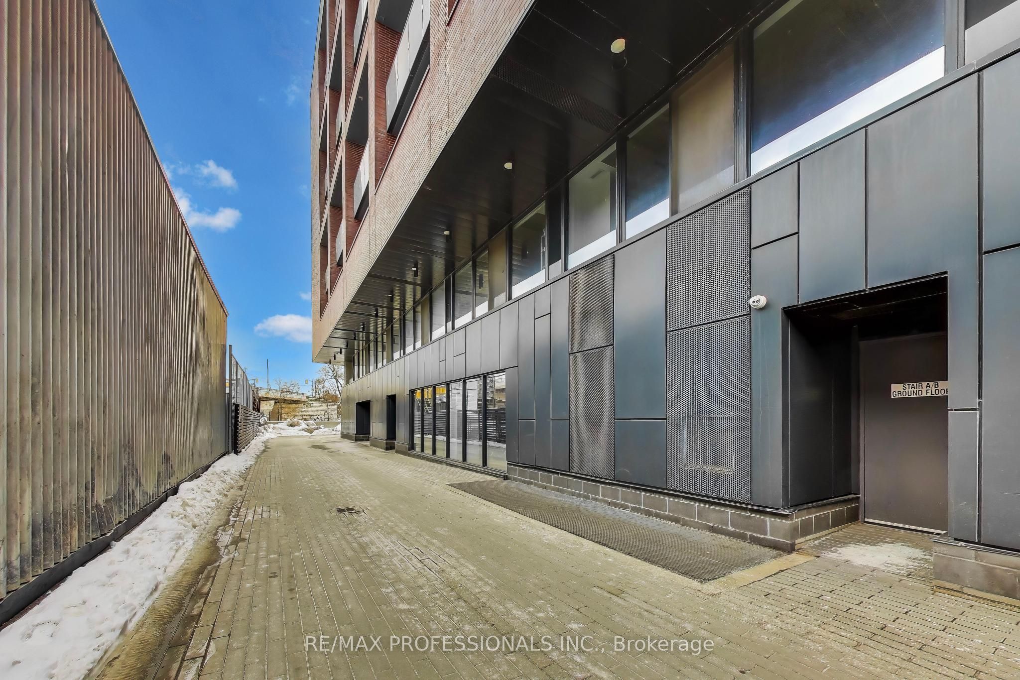 383 Sorauren Avenue 414