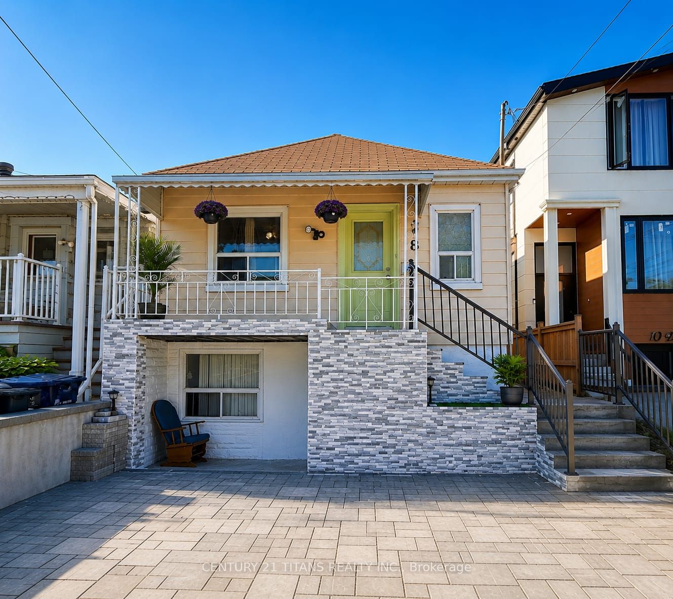 Photo 1 of 29 — 8 Mack Avenue, Toronto, ON M1L 1L9