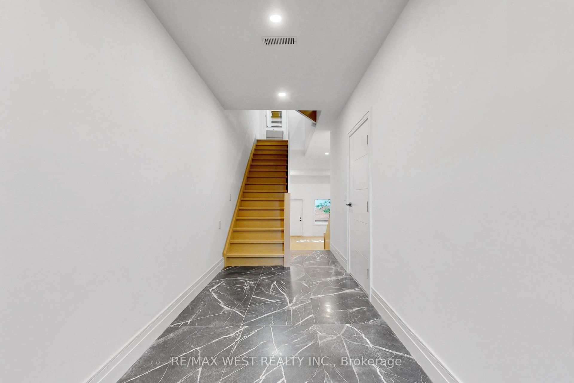 2639R Dundas Street W 3