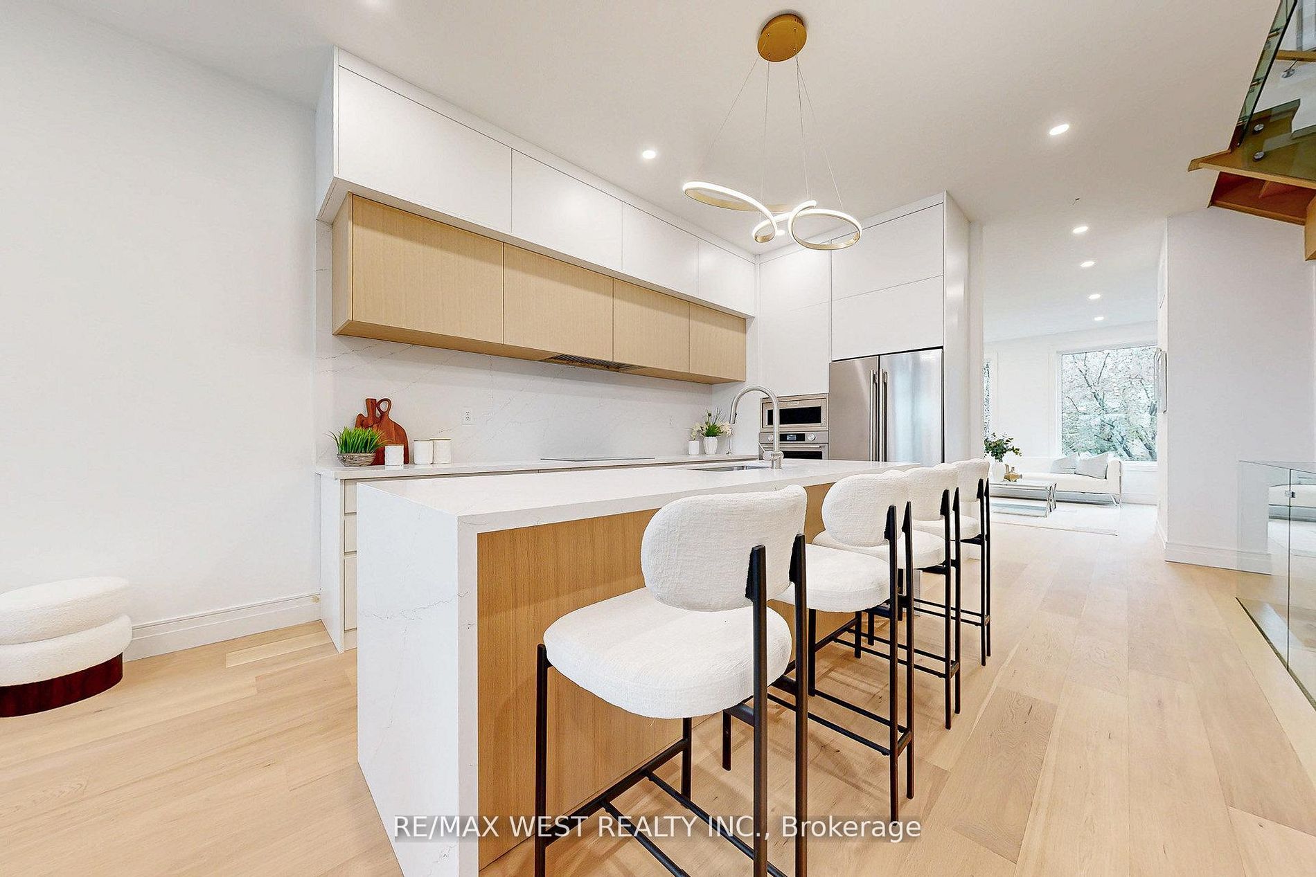 2639R Dundas Street W 3