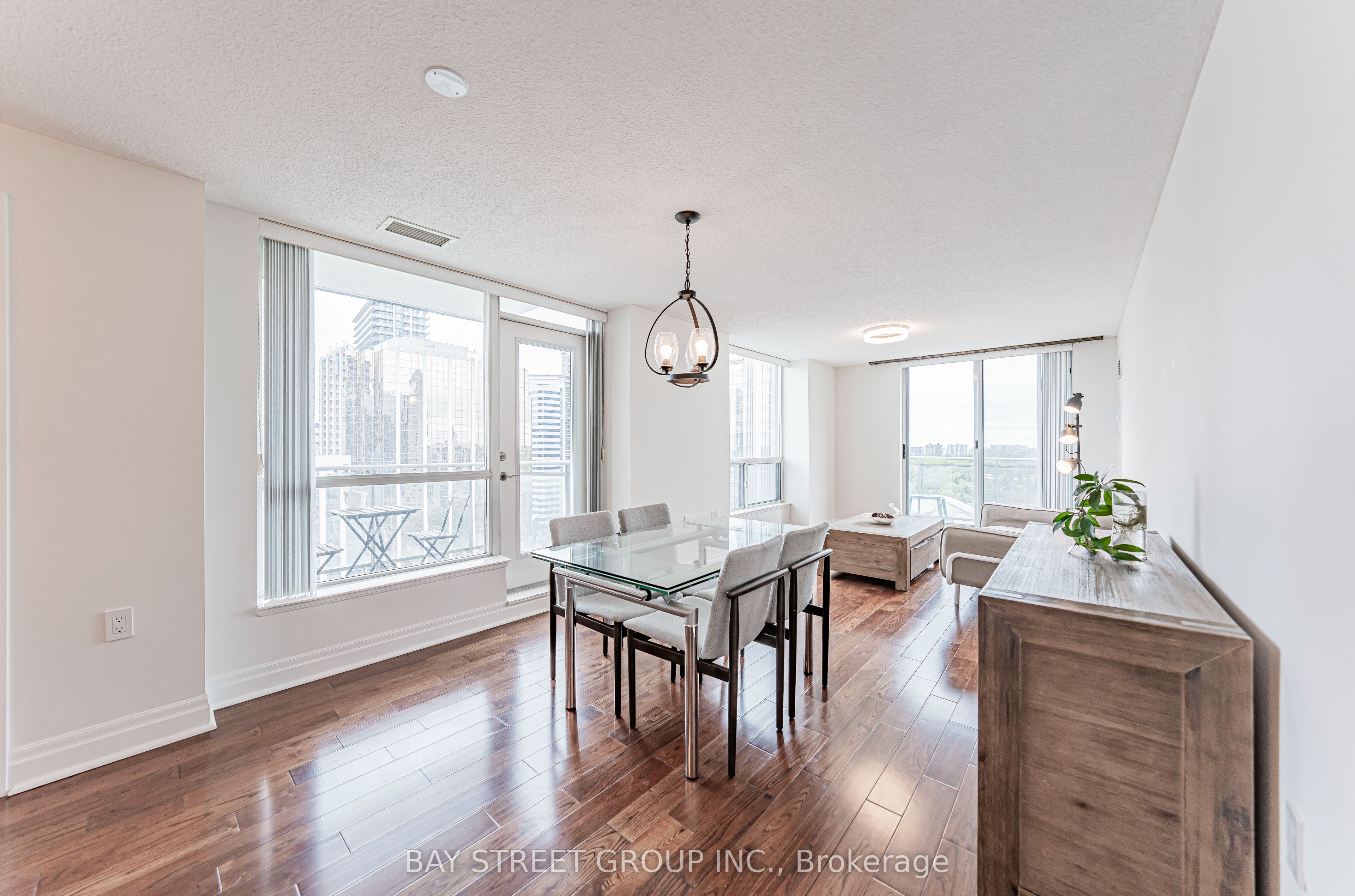 21 Hillcrest Avenue 2106