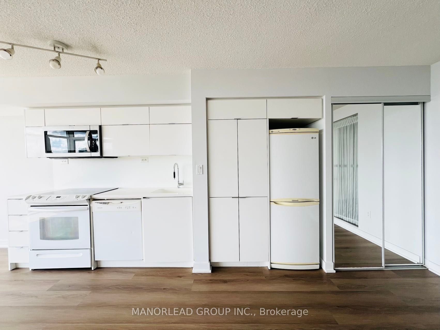 151 Dan Leckie Way 958