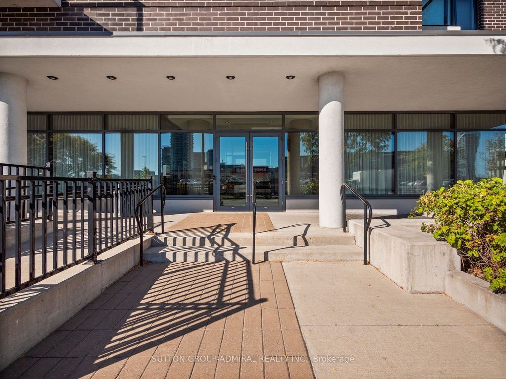 Photo of 128 Fairview Mall Drive #1005, Toronto, ON M2J 0E8 (MLS # C12462387)