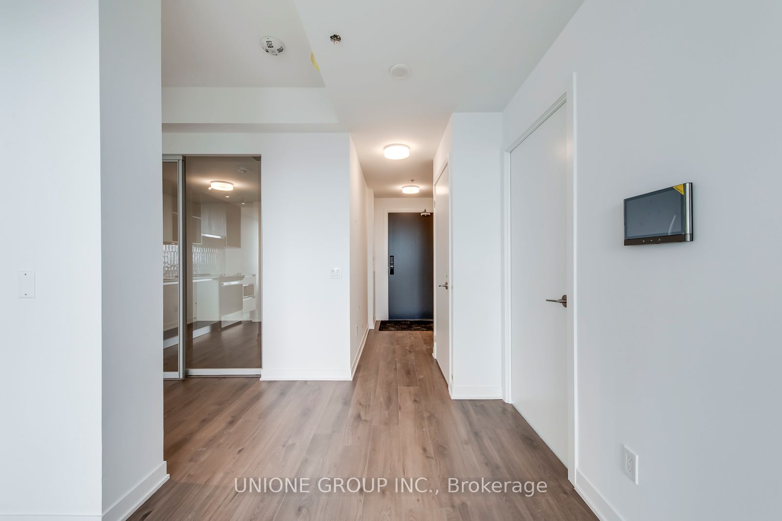 405 Dundas Street W 407
