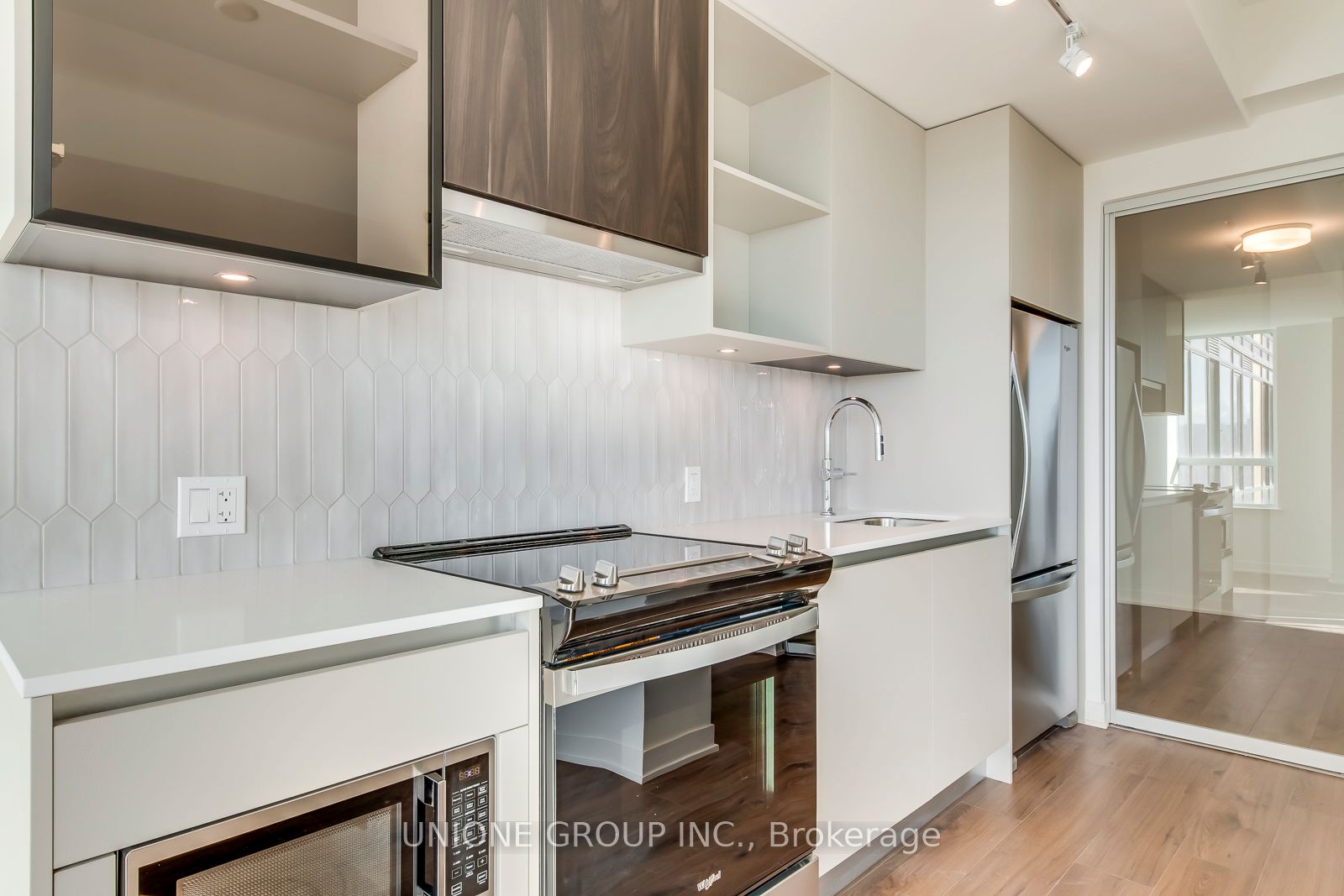 405 Dundas Street W 407