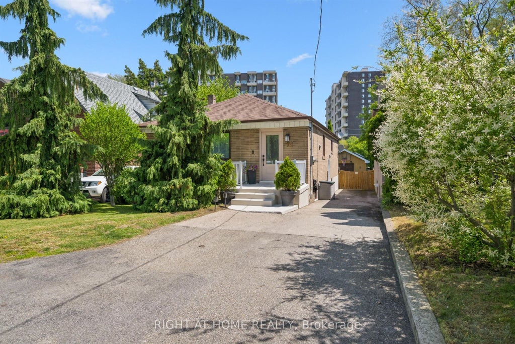 Photo of 33 South Kingsway N/A, Toronto, ON M6S 3T2 (MLS # W13418602)