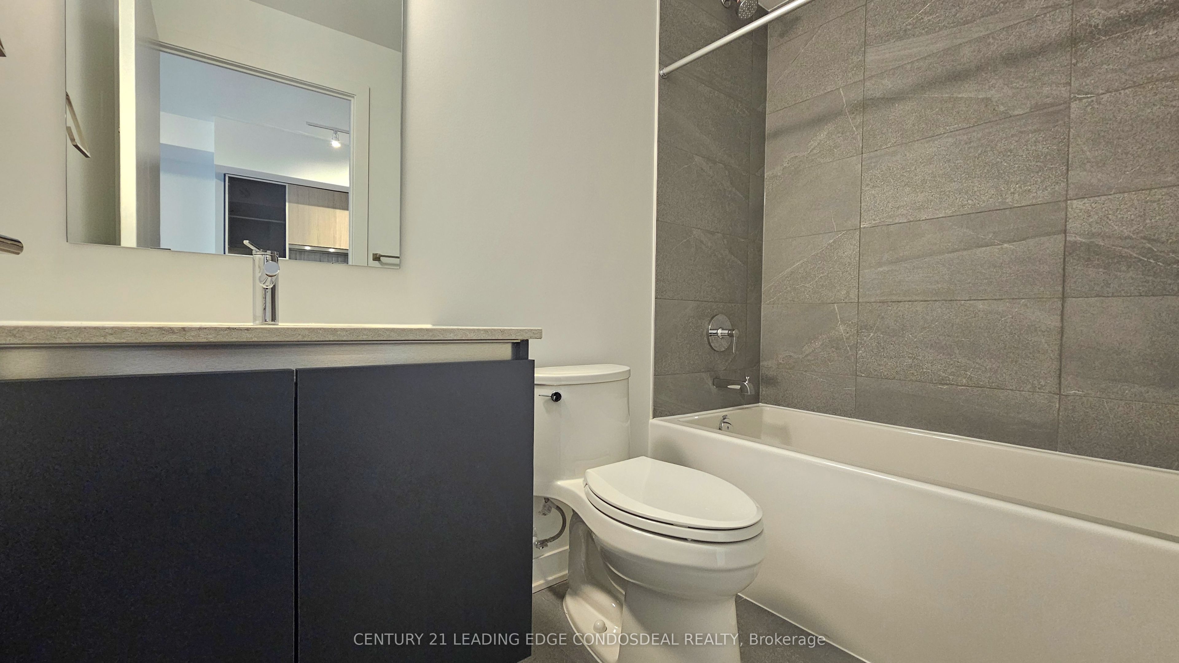 395 Dundas Street W 524