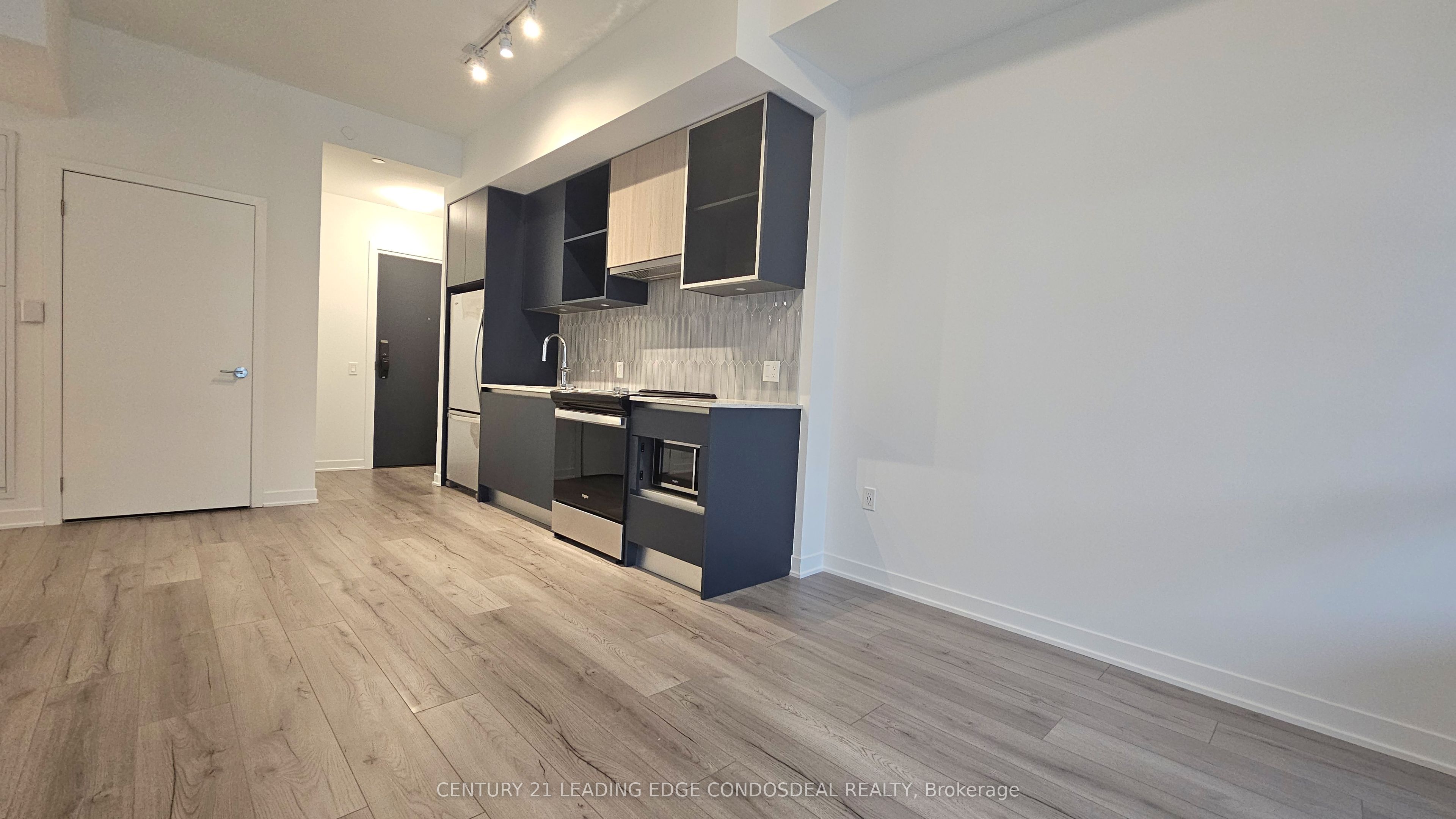 395 Dundas Street W 524