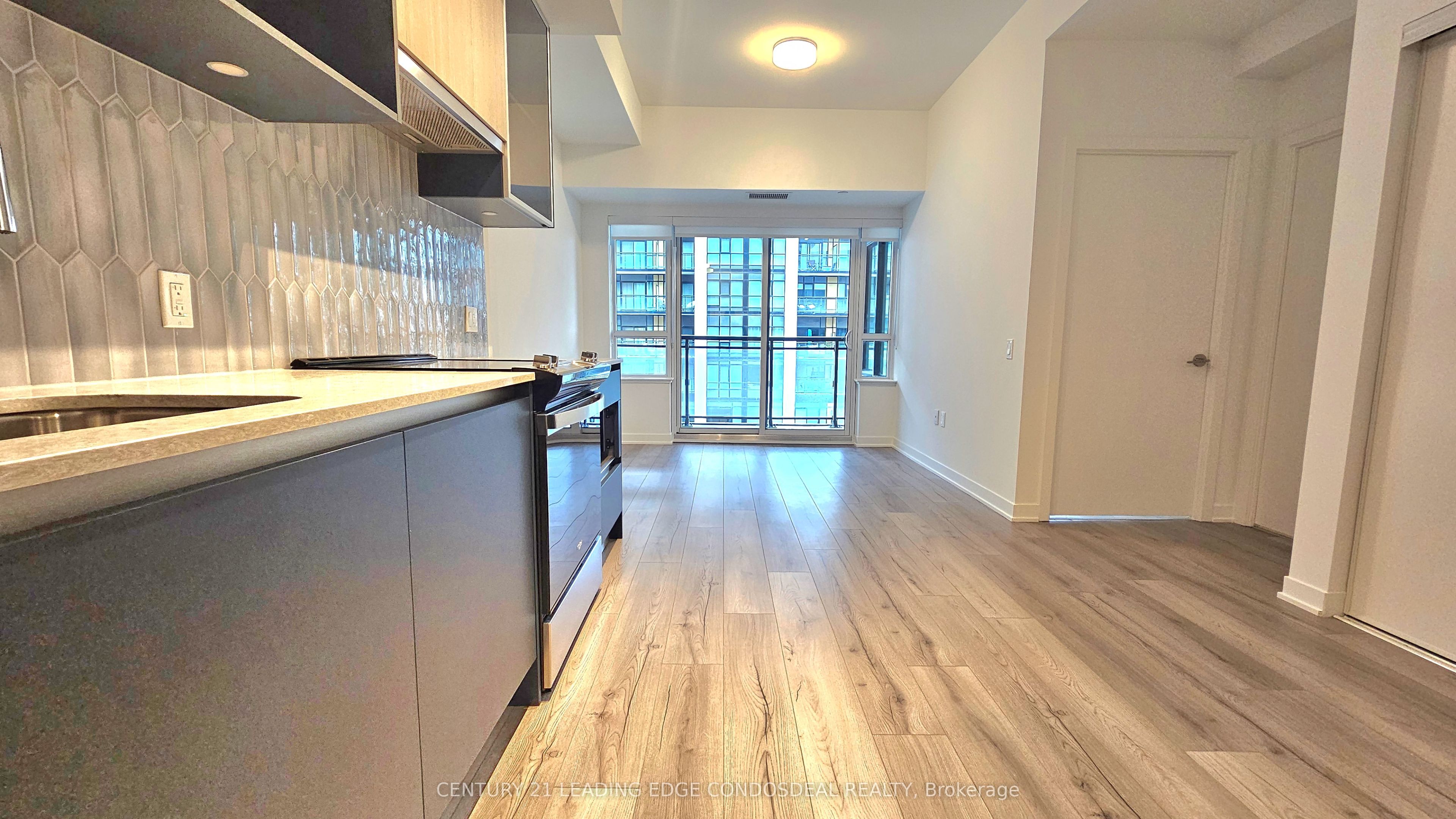 395 Dundas Street W 524