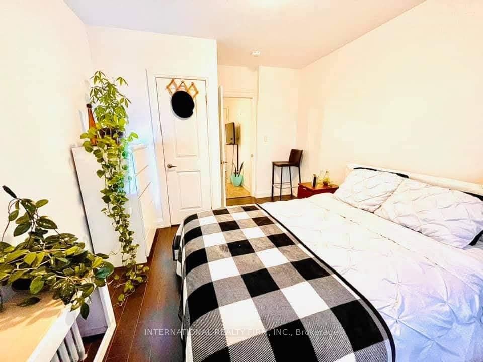 1262 Bloor Street W 2A