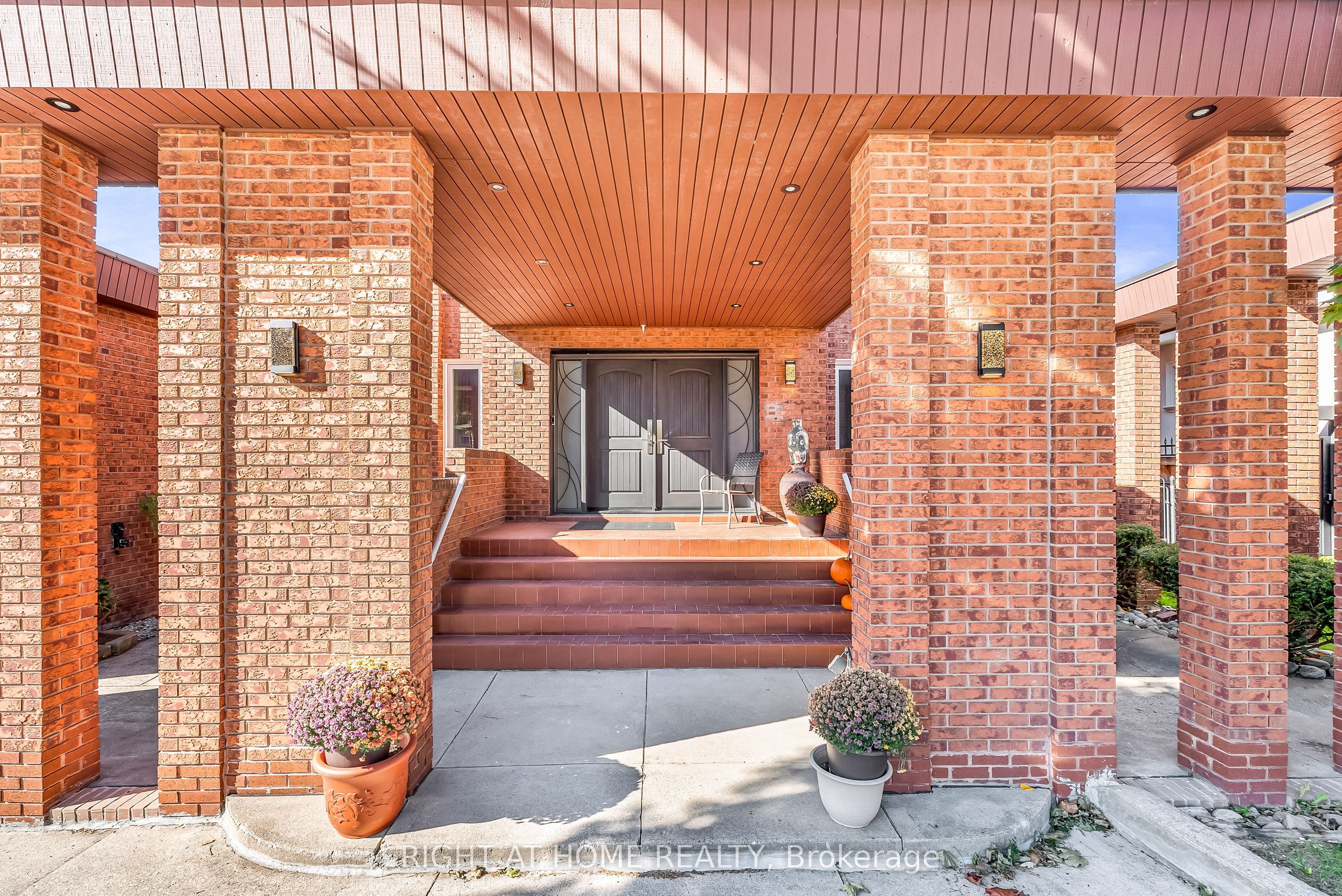 373 Firglen Ridge