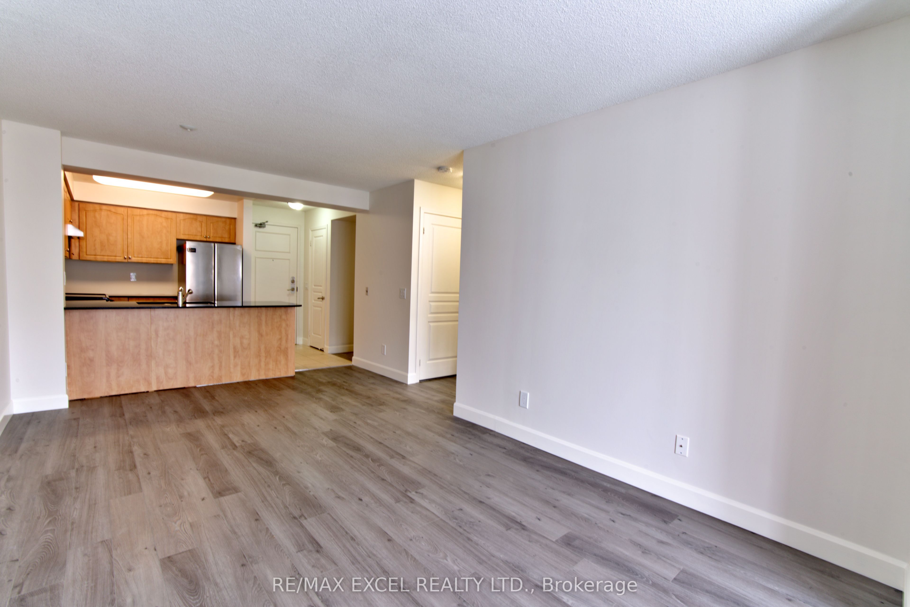 350 Red Maple Road 907