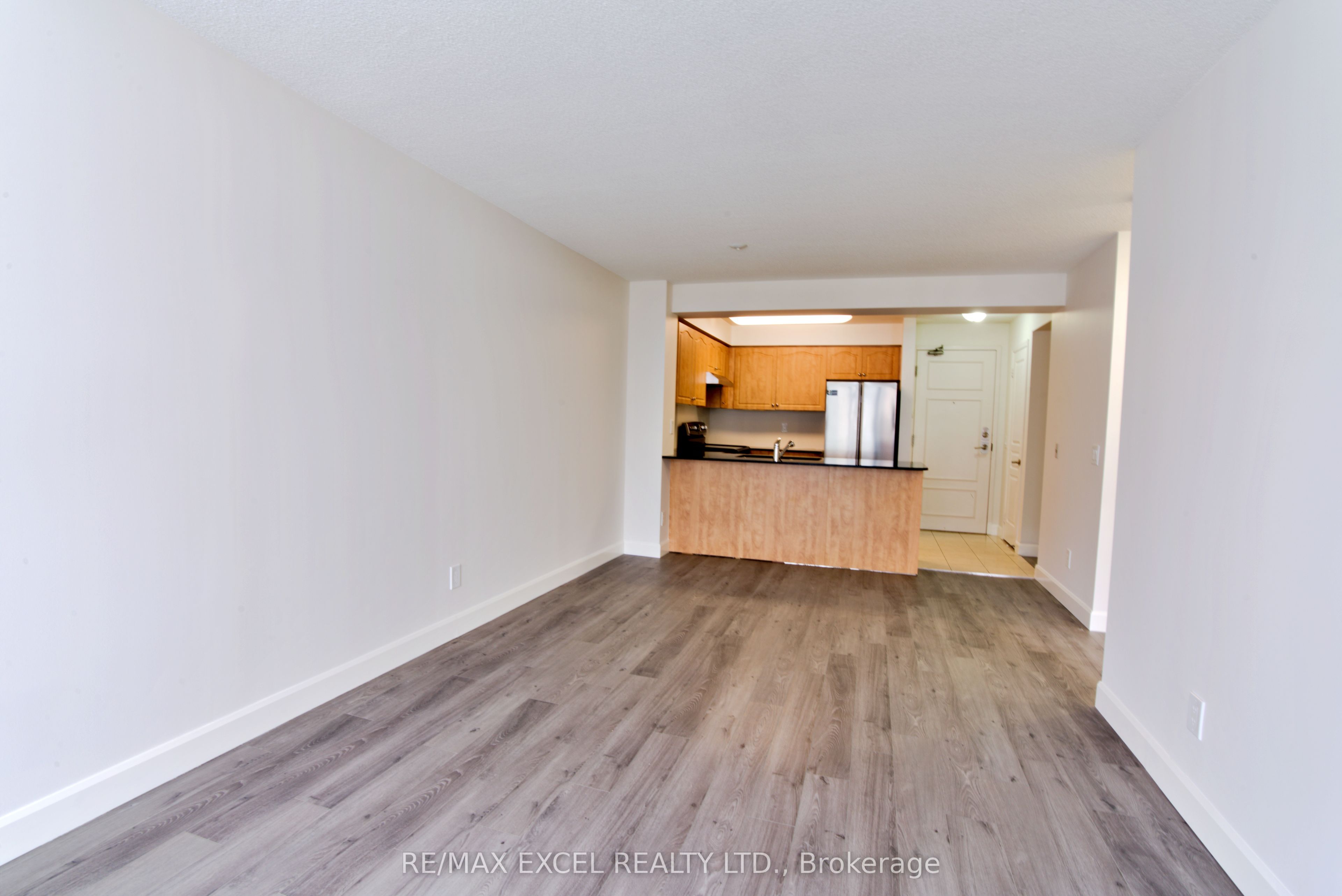 350 Red Maple Road 907